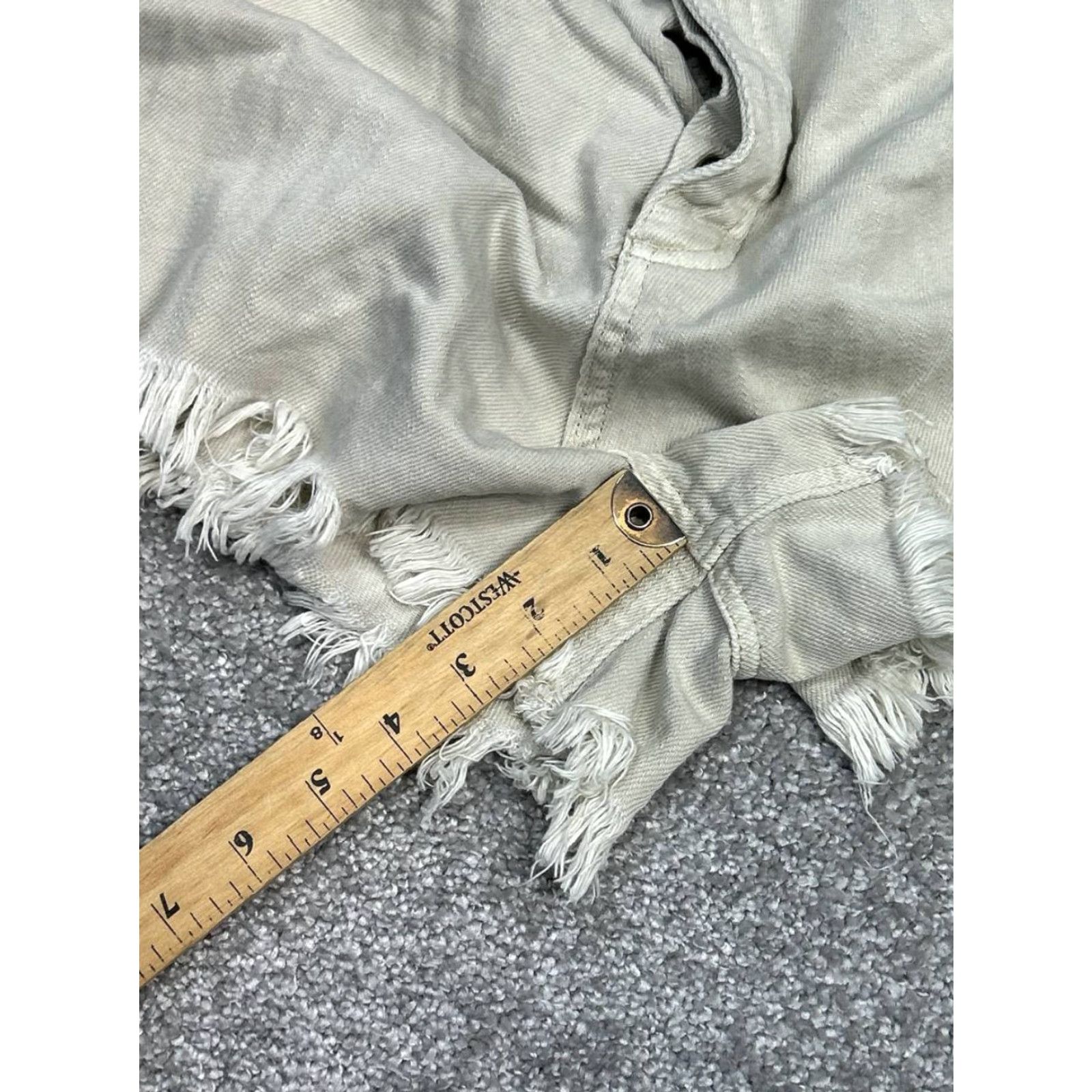 Free People VINTAGE Free People We The Free Shorts Women 28 Beige Cut Off Denim High Rise Fringe Hem Size 28" / US 6 / IT 42 - 3 Thumbnail