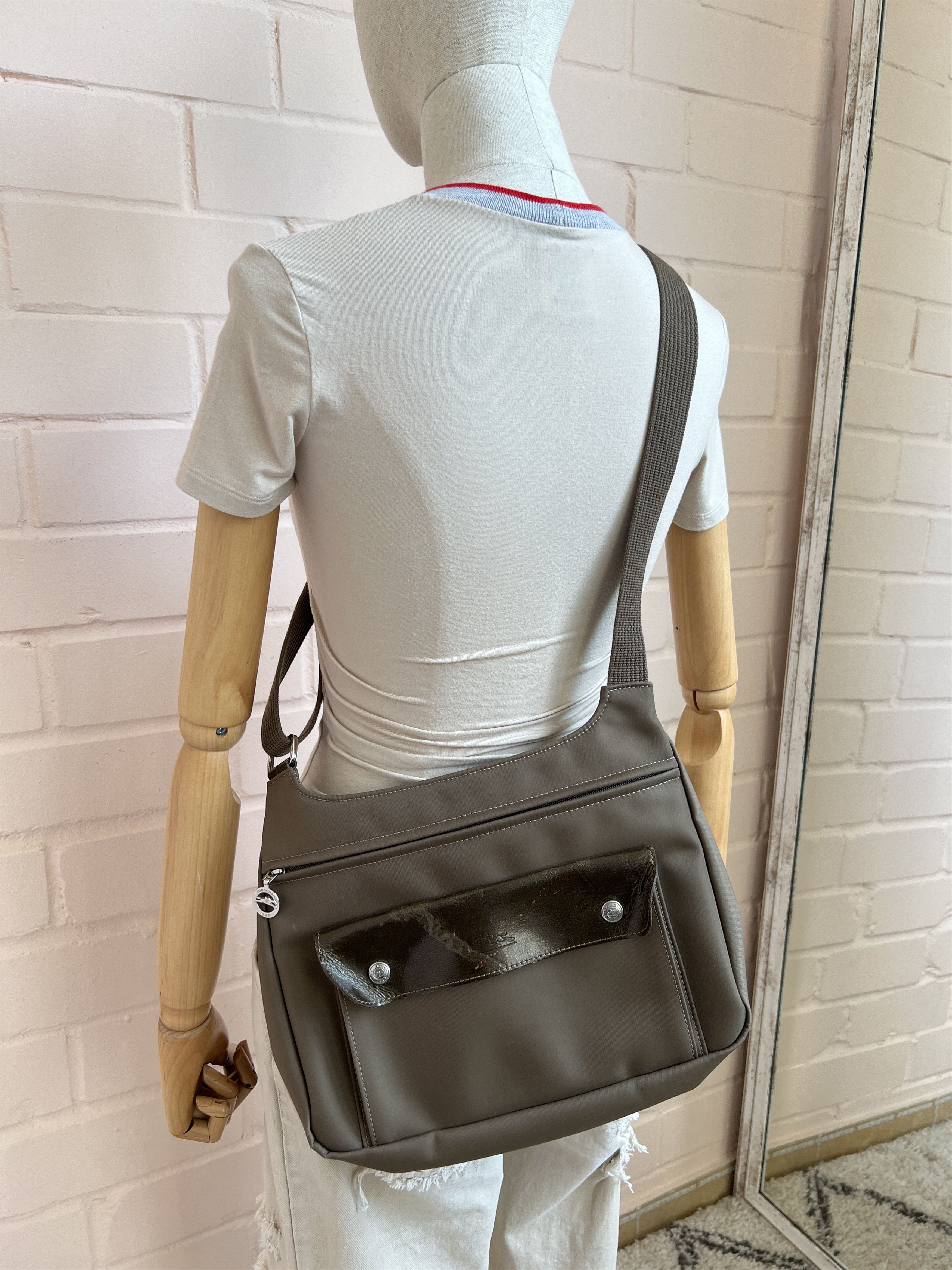 Longchamp × Vintage Vintage Longchamp Khaki Green Nylon Crossbody Bag Size ONE SIZE - 3 Thumbnail