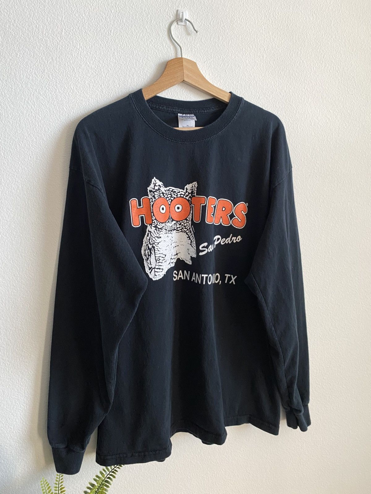 Other Y2K Hooters Restaurant Tee Size US XL / EU 56 / 4 - 5 Thumbnail