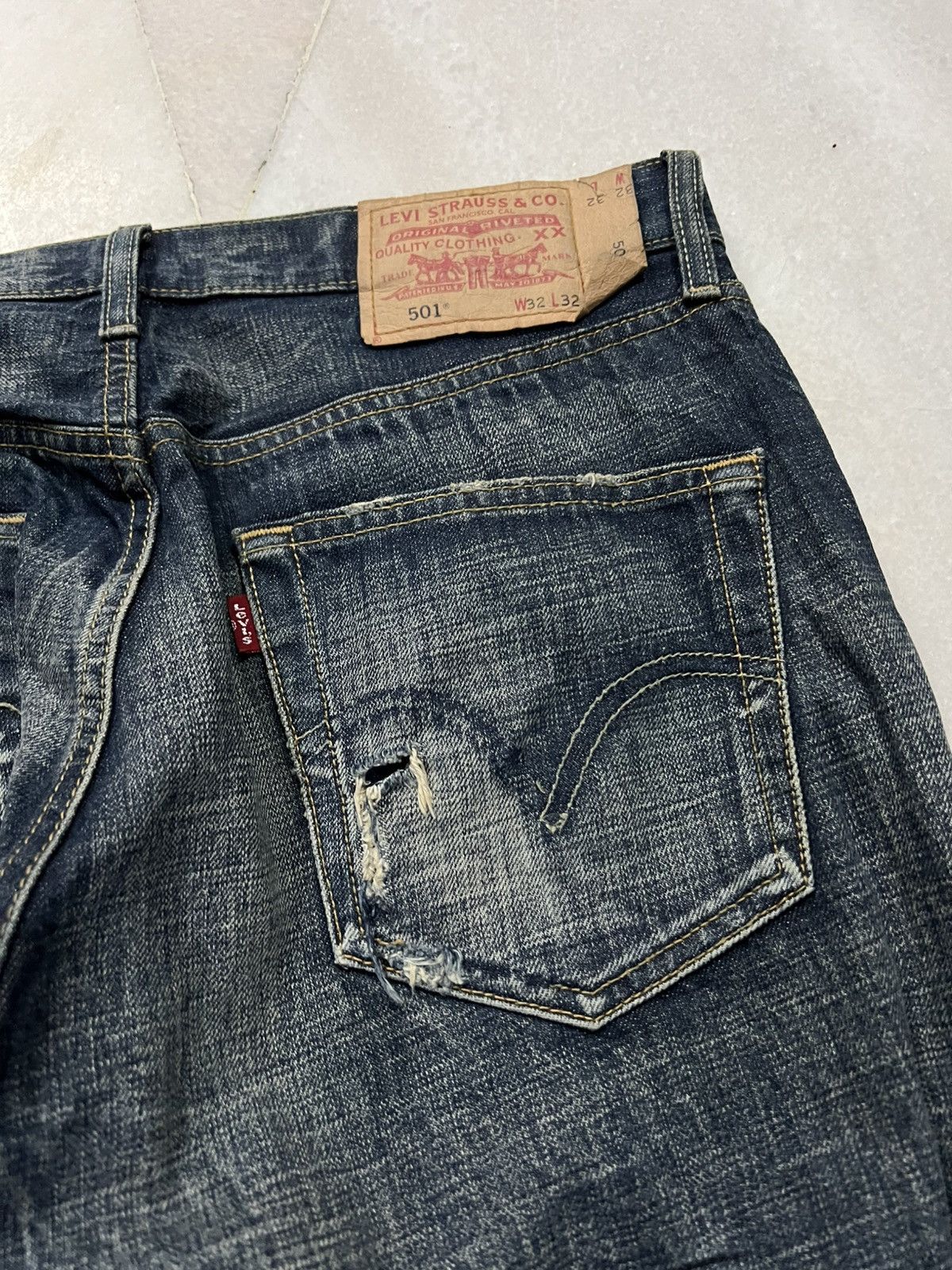 Levi's × Levi's Vintage Clothing VINTAGE 90’s STYLE LEVIS 501 BUTTON FLY DISTRESS JEANS Size US 31 - 16 Thumbnail