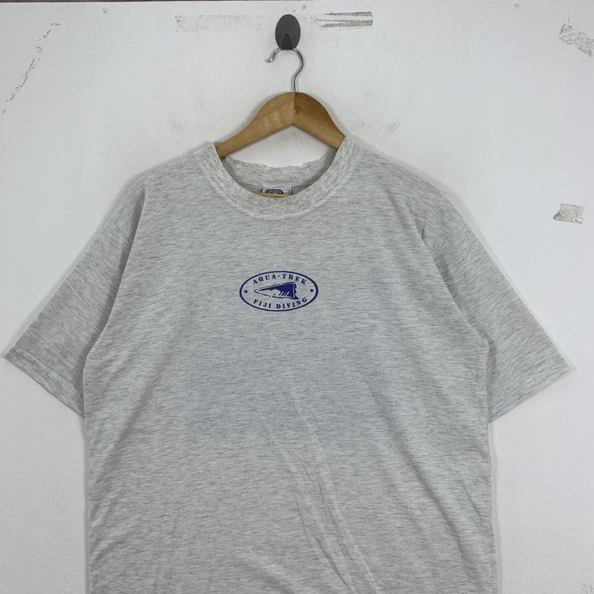 Vintage Vintage 90s AQUA-TREK Fiji Diving The Supermarket SurfTshirt Size US L / EU 52-54 / 3 - 4 Thumbnail