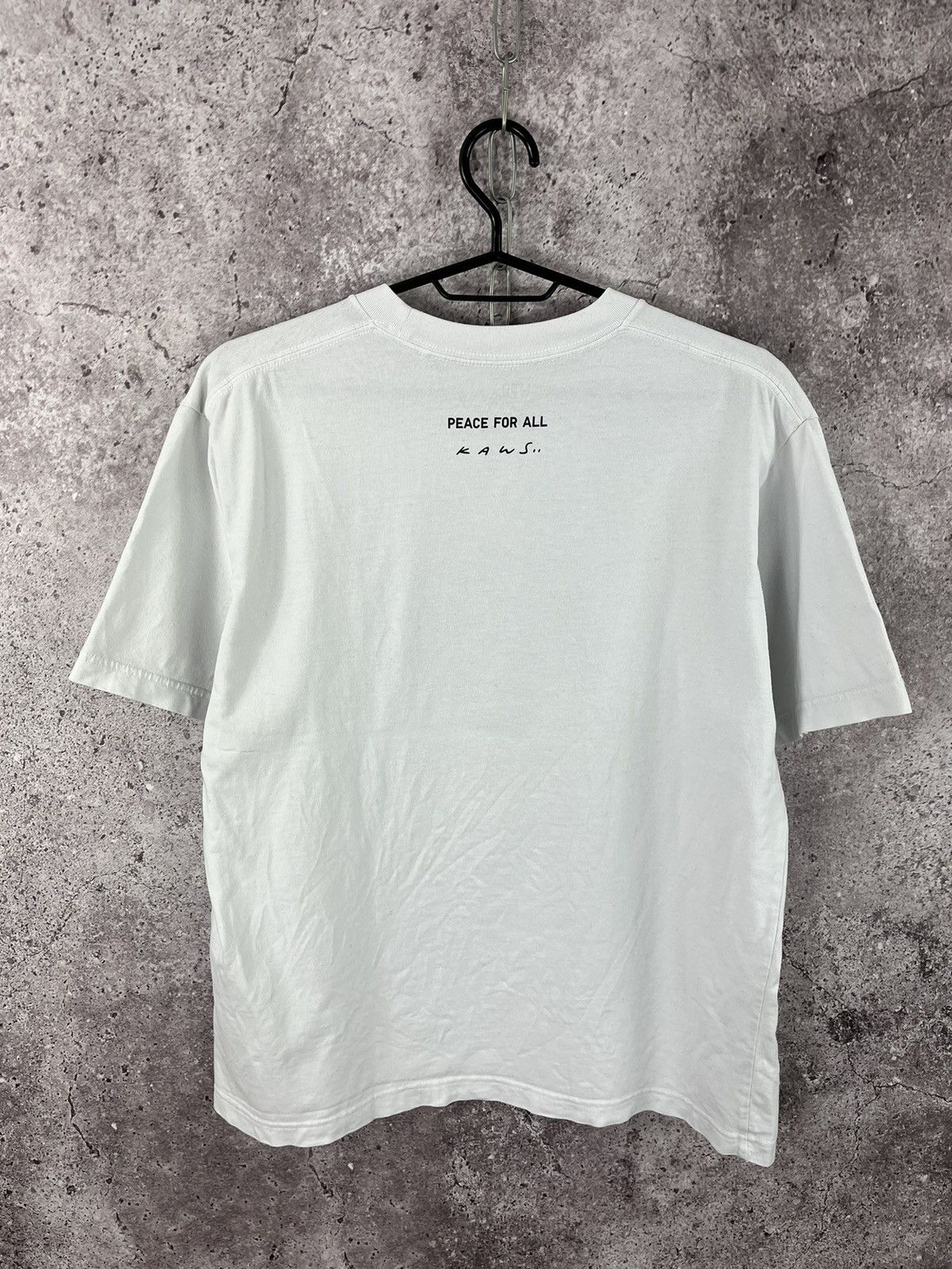 Kaws × Uniqlo Uniqlo x Kaws T-Shirt Planet Earth Big Logo Y2K Size M Size US M / EU 48-50 / 2 - 7 Thumbnail