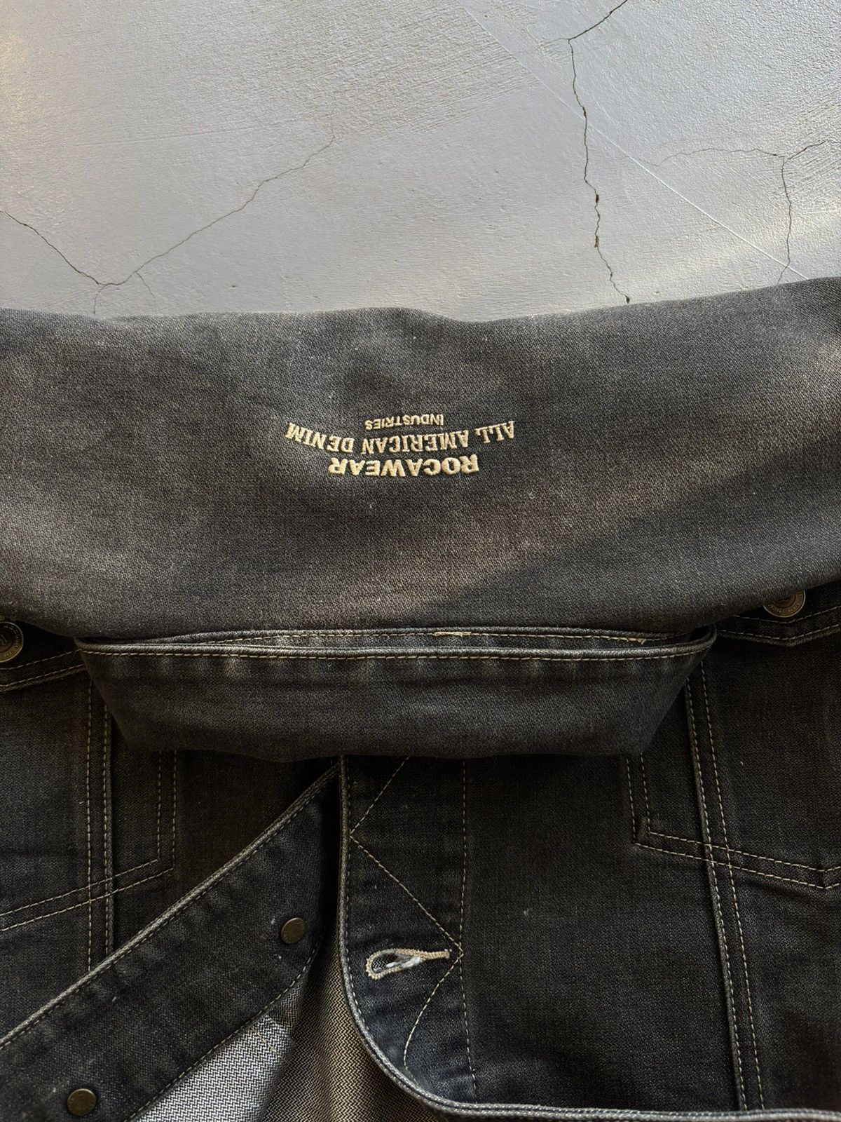 Rocawear Vintage Rocawear Black Denim Jacket Faded Y2K Size L Size US L / EU 52-54 / 3 - 6 Thumbnail