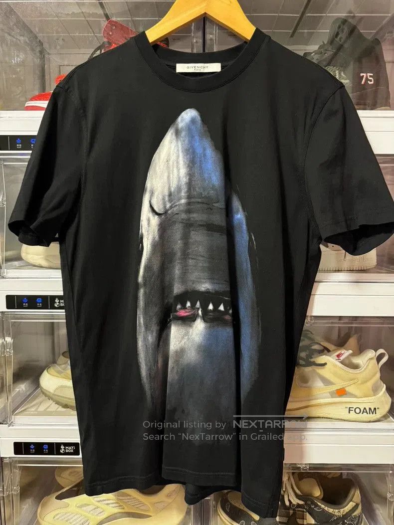 Givenchy givenchy shark graphic t. Size US M / EU 48-50 / 2 - 2 Thumbnail