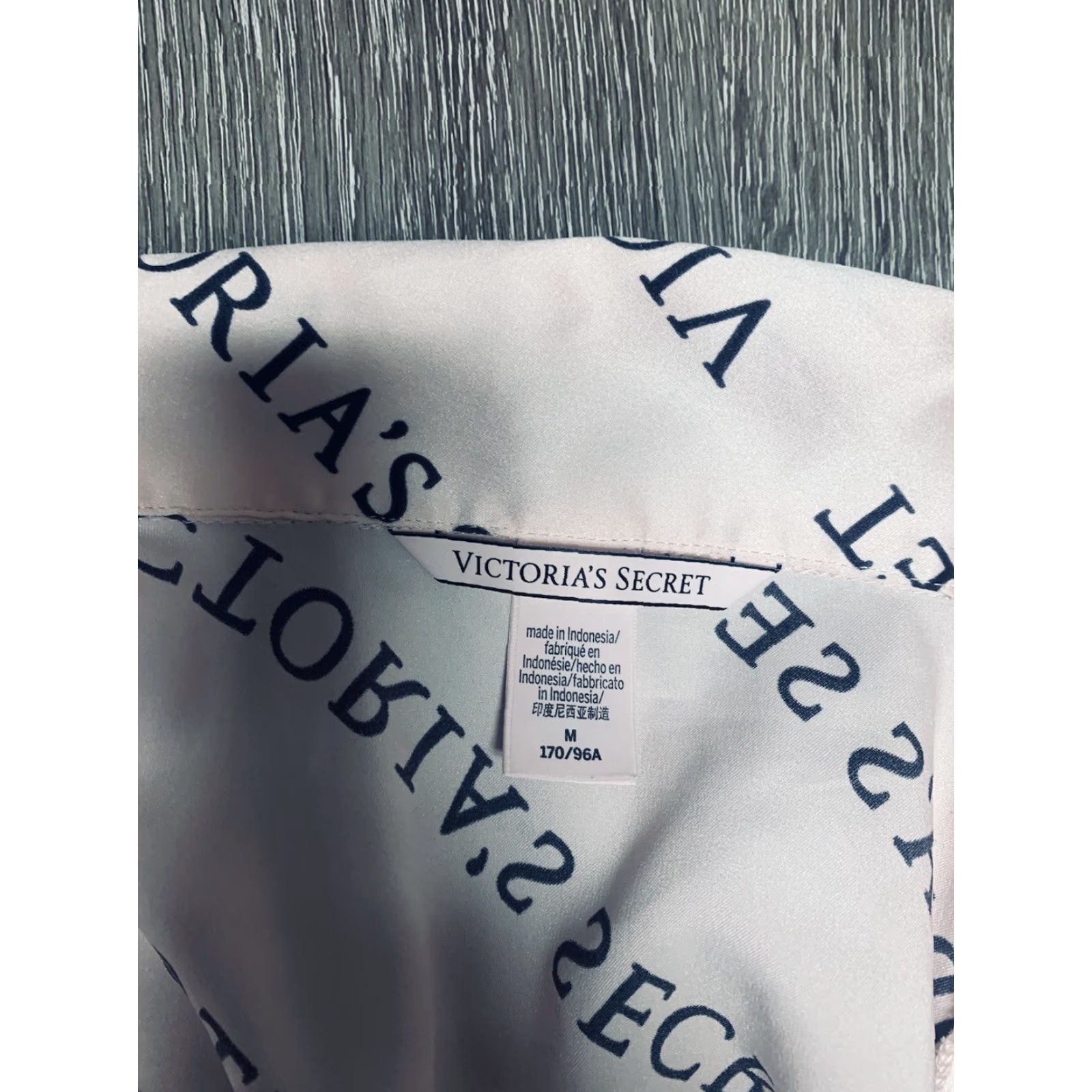 Victoria's Secret Victoria's Secret Pajama Top Satin Short Sleeve Iconic Pink Medium Women's Regular Satin Capri Logo Button Size M / US 6-8 / IT 42-44 - 2 Thumbnail