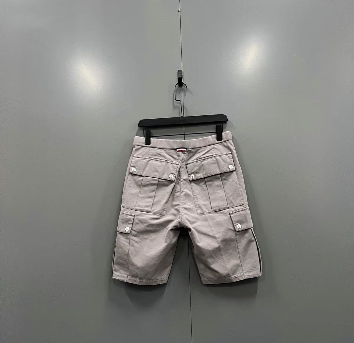 Moncler Moncler Solid Color Logo Embroidered Shorts J41 Size US 28 / EU 44 - 2 Thumbnail