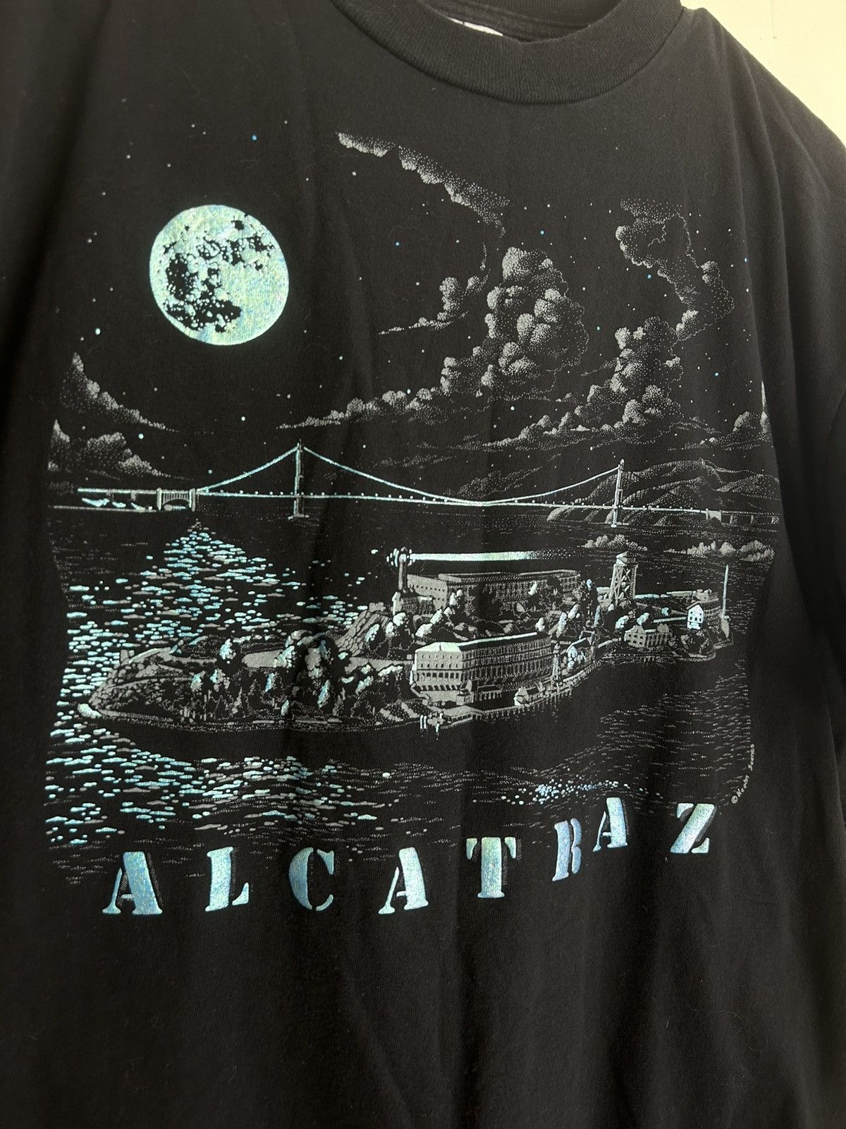 Vintage Vintage Alcatraz Art Shiny Graphic T-shirt Size US L / EU 52-54 / 3 - 2 Thumbnail