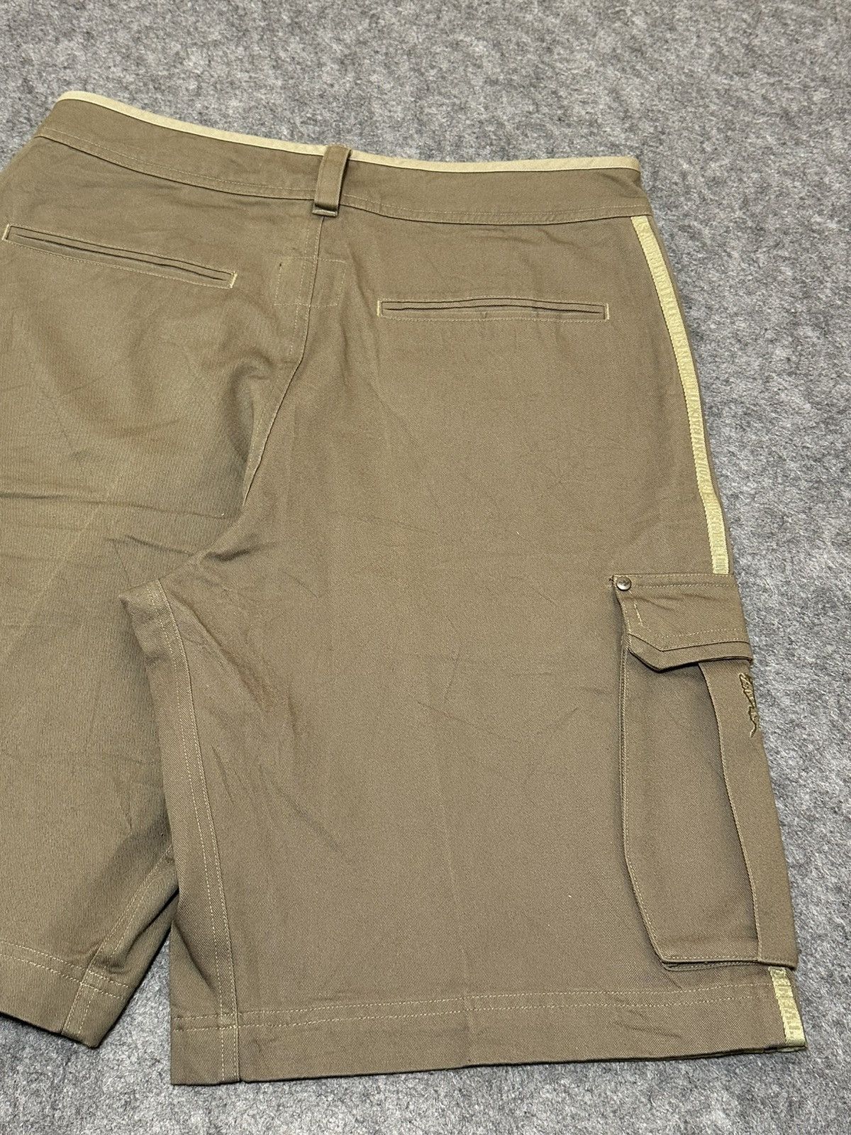 Adidas vintage Adidas cargo shorts with distinctive embroidered bee Size US 33 - 6 Thumbnail
