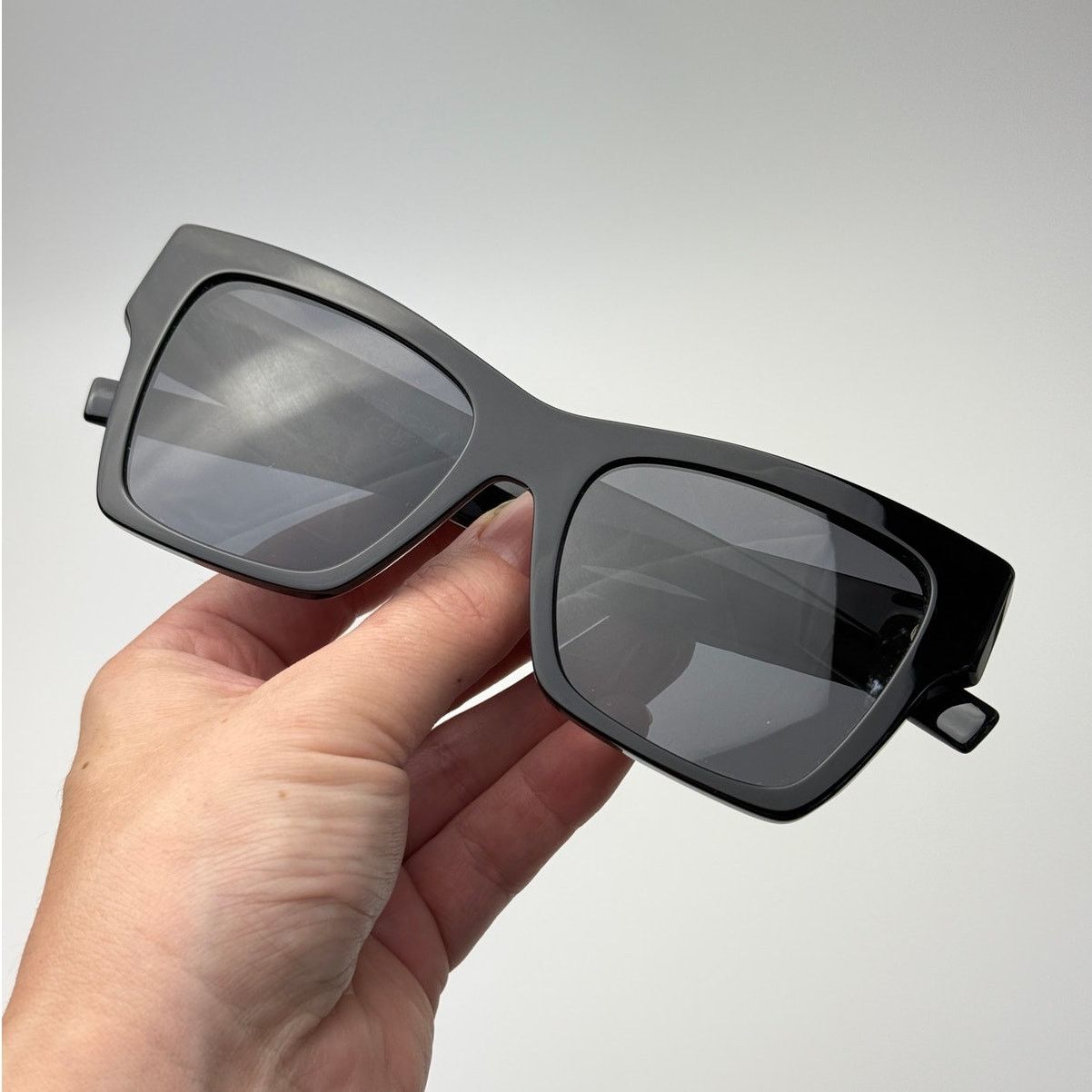 Givenchy BRAND NEW Givenchy Sunglasses Givenchy GV40076I 01A Women Size ONE SIZE - 9 Thumbnail