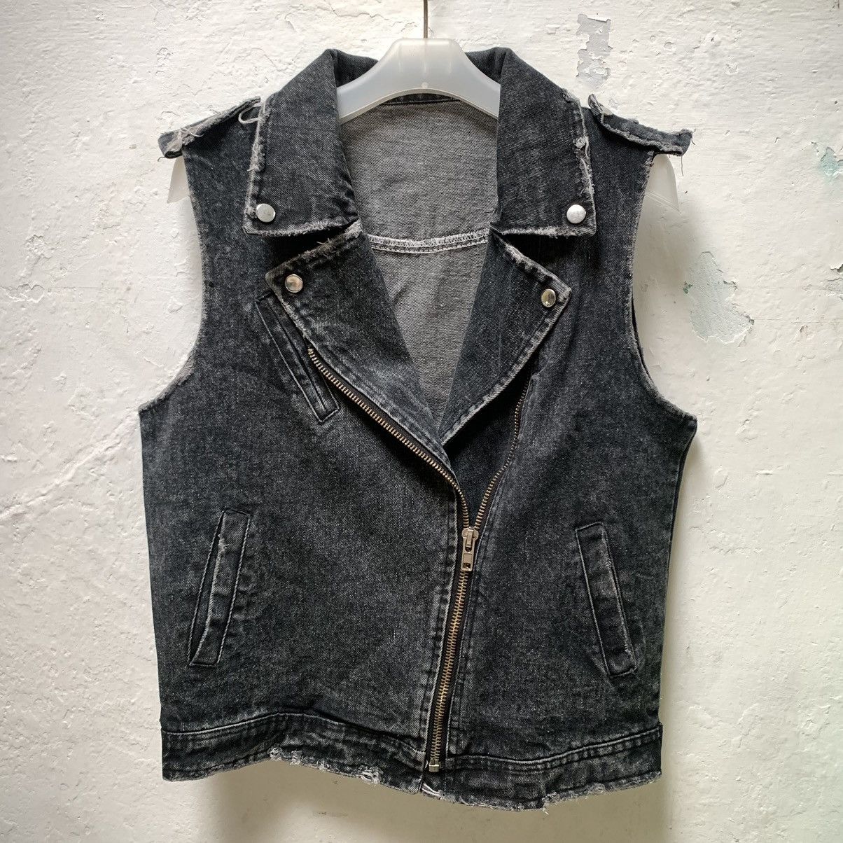 If Six Was Nine VINTAGE DISTRESSED VEST PUNK RAMONES STYLE Size US M / EU 48-50 / 2 - 1 Thumbnail