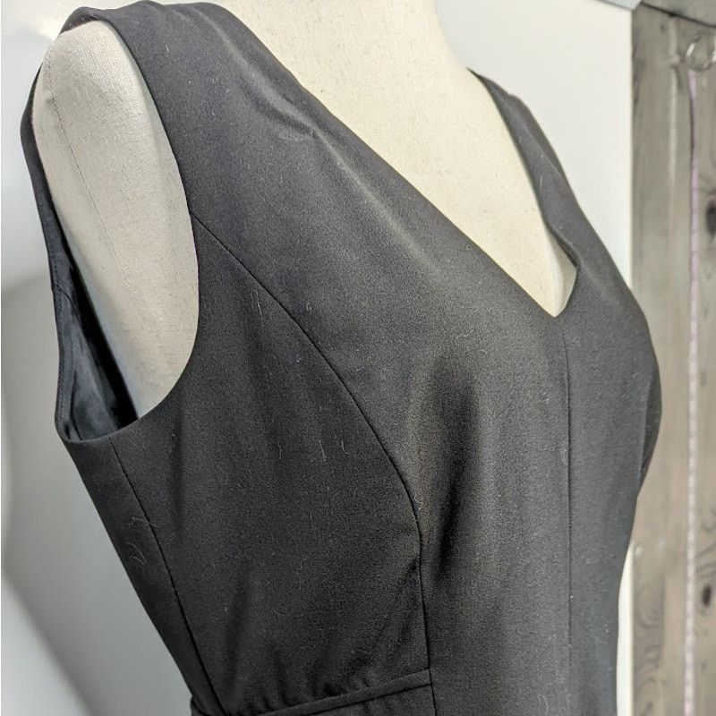 Lafayette 148 Lafayette 148 New York wool sheath v neck dress size 6 Size M / US 6-8 / IT 42-44 - 4 Thumbnail