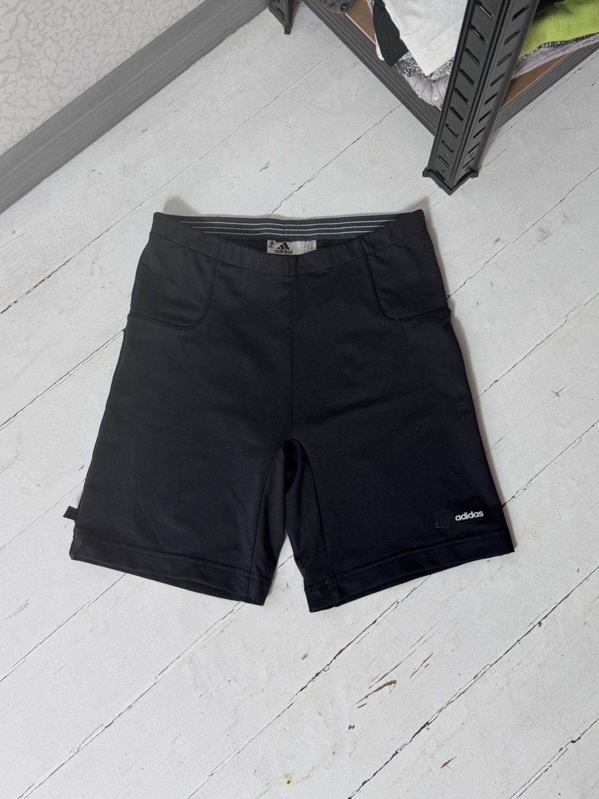 Adidas VINTAGE ADIDAS MINI LOGO 2000s SHORTS Size 30" / US 8 / IT 44 - 1 Thumbnail
