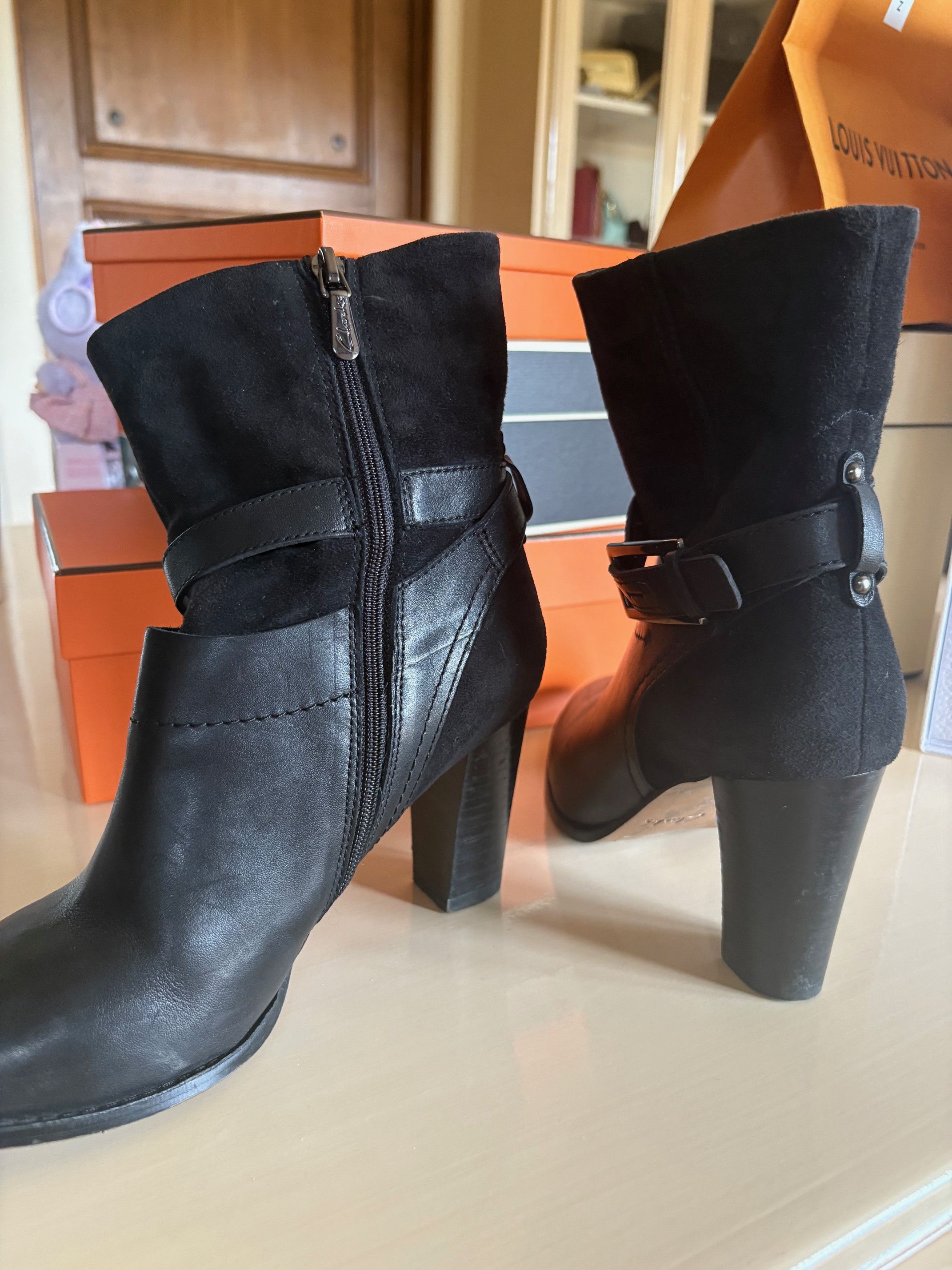 Clarks Clarks black suede and leather mid boot Size US 7 / IT 37 - 2 Thumbnail