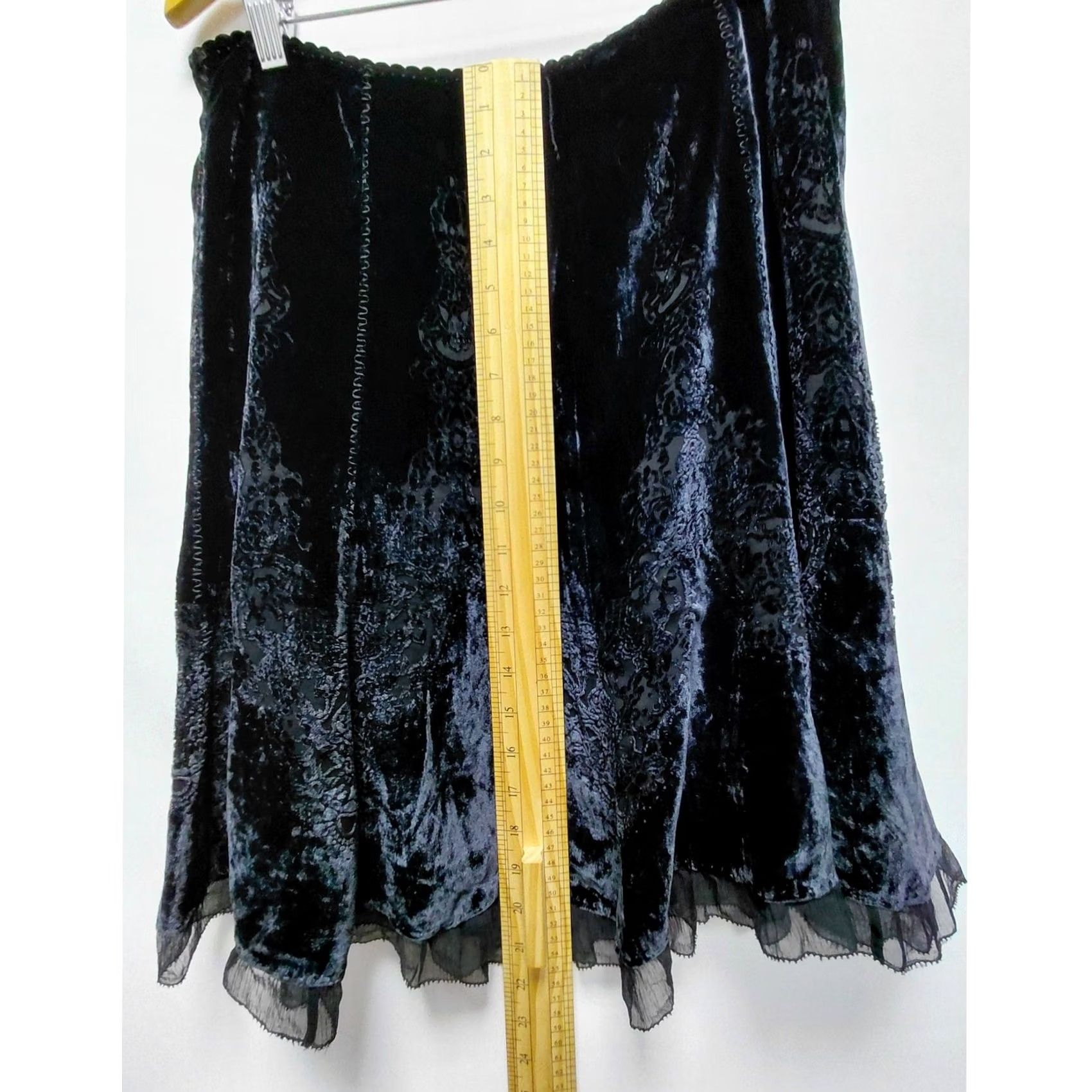 Elie Tahari Elie Tahari Velvet Skirt Black Solid Lined Size M Women Size 32" / US 10 / IT 46 - 8 Thumbnail