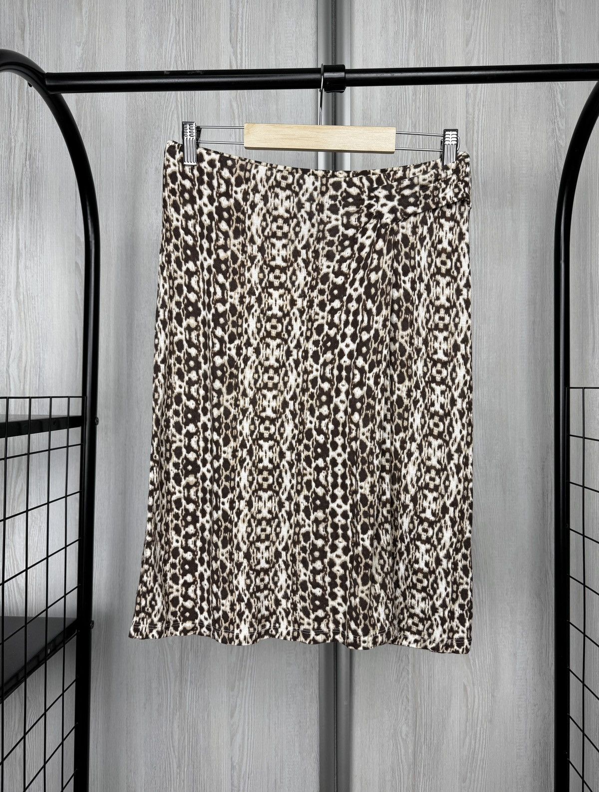 Weekend Max Mara Weekend Max Mara animal snake pattern knee length skirt sz S Size 27" / US 4 / IT 40 - 2 Thumbnail