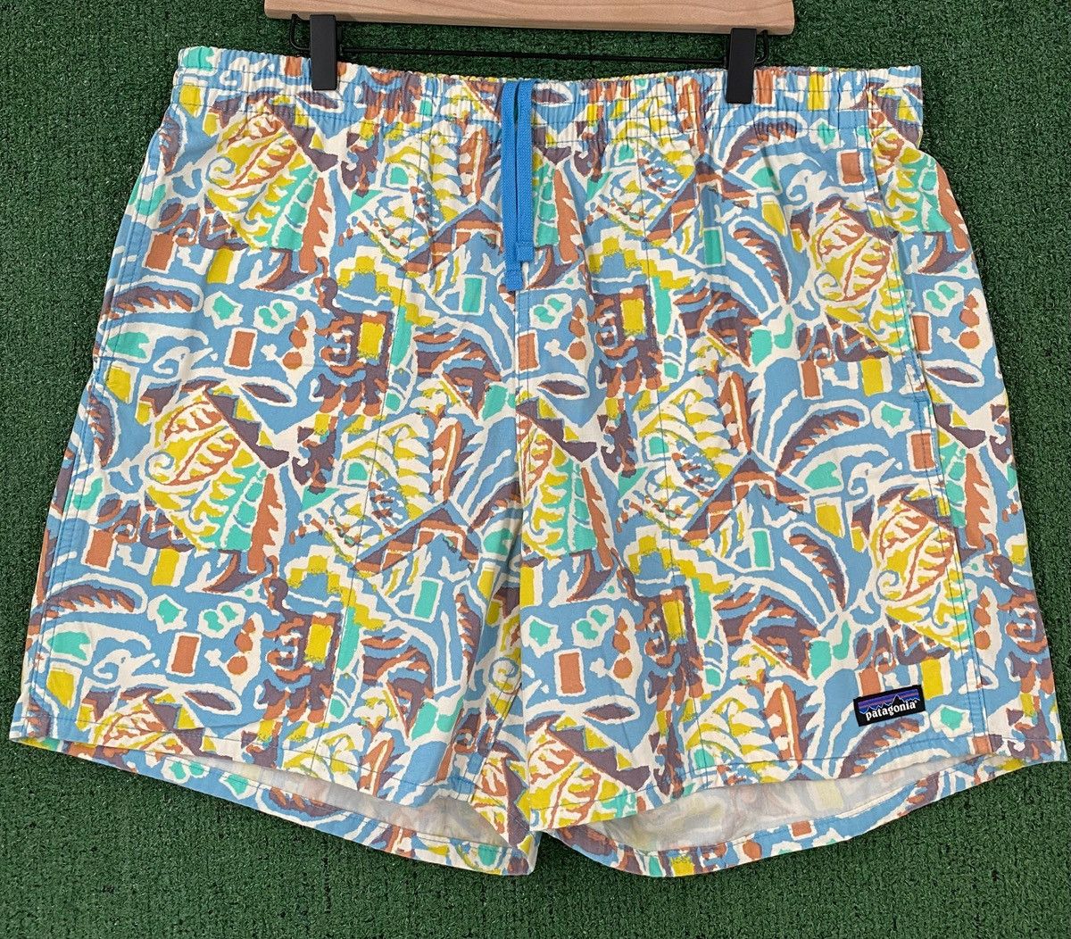 Patagonia Patagonia Funhoggers Thriving Planet Patterned Shorts XL Size US 42 / EU 58 - 1 Thumbnail