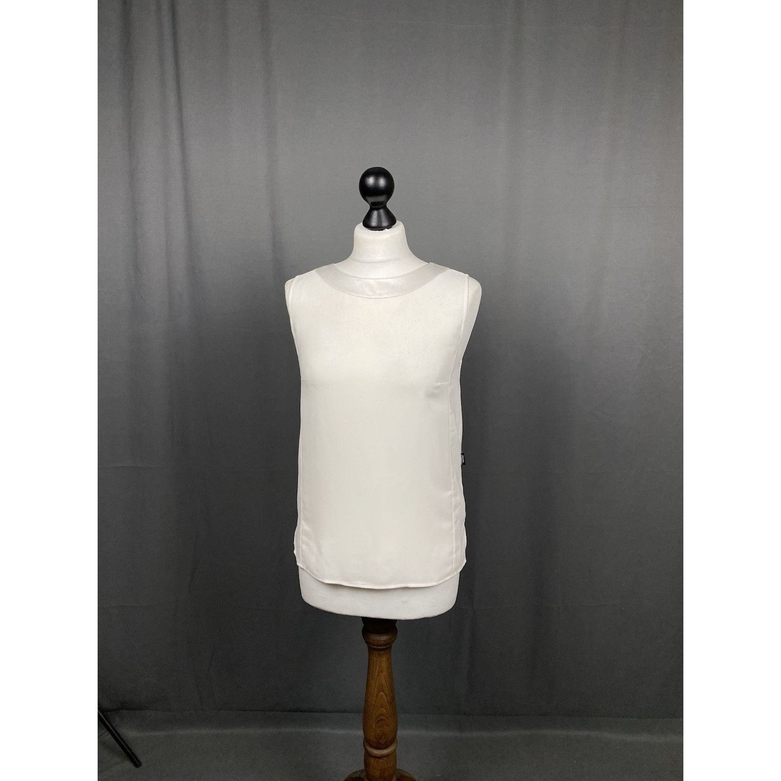 Chanel Chanel Women's White Ivory Sleveless Vest Tunic Tank Size 3 Size XXS / US 00 / IT 34 - 2 Thumbnail