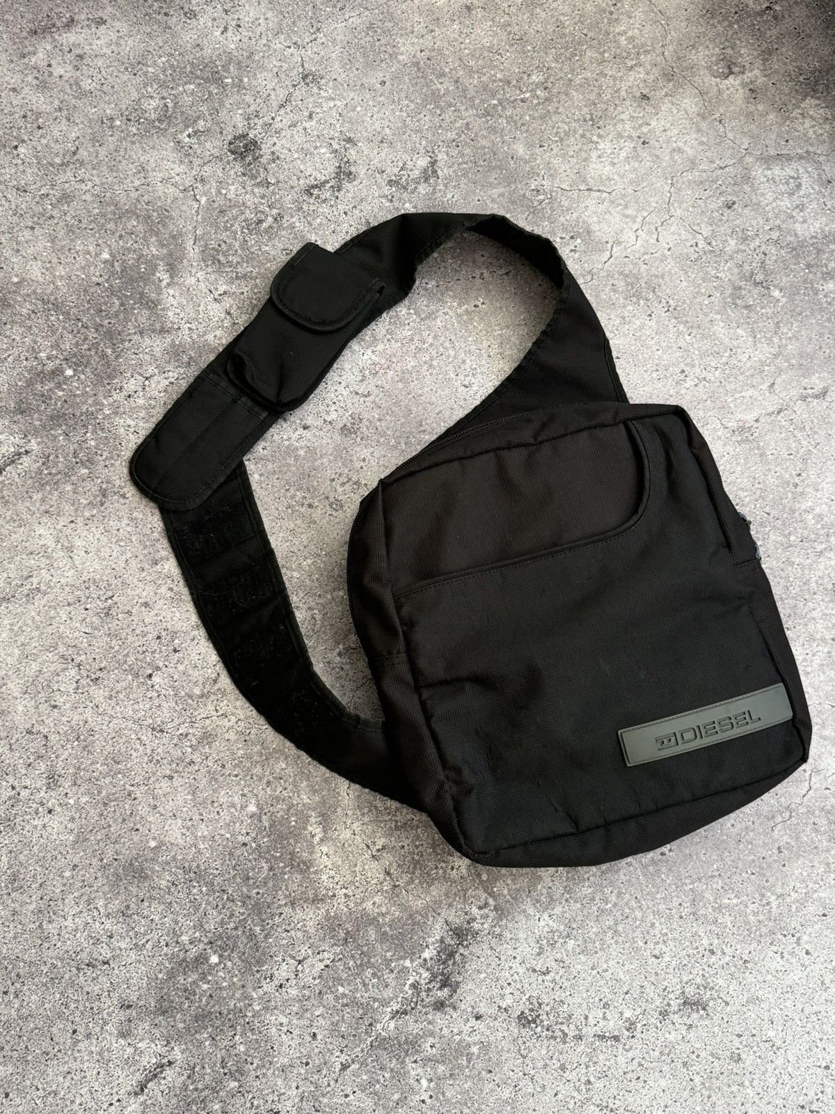 Diesel × Vintage Vintage Diesel Y2K distressed crossbody sling bag Size ONE SIZE - 4 Thumbnail