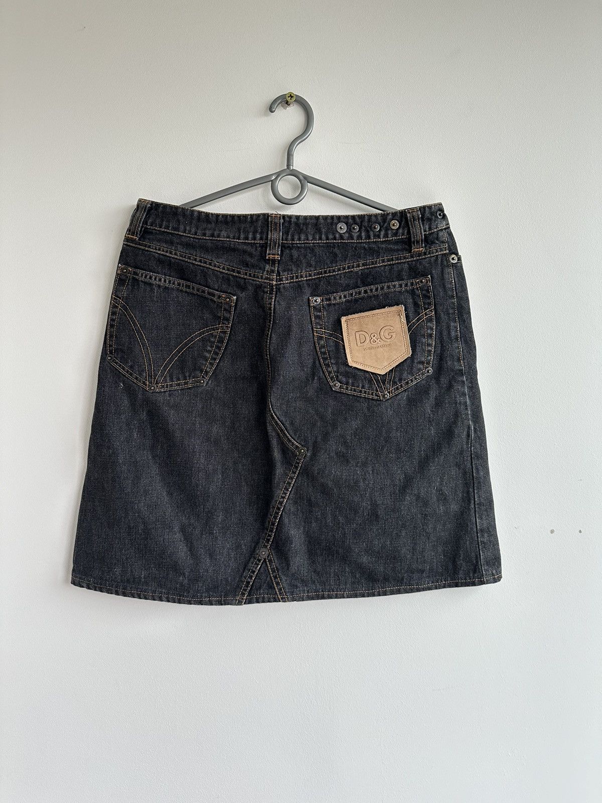 Dolce & Gabbana VTG Dolce & Gabbana Denim Pockets Mini Skirt Black Size 30 Size 30" / US 8 / IT 44 - 1 Thumbnail