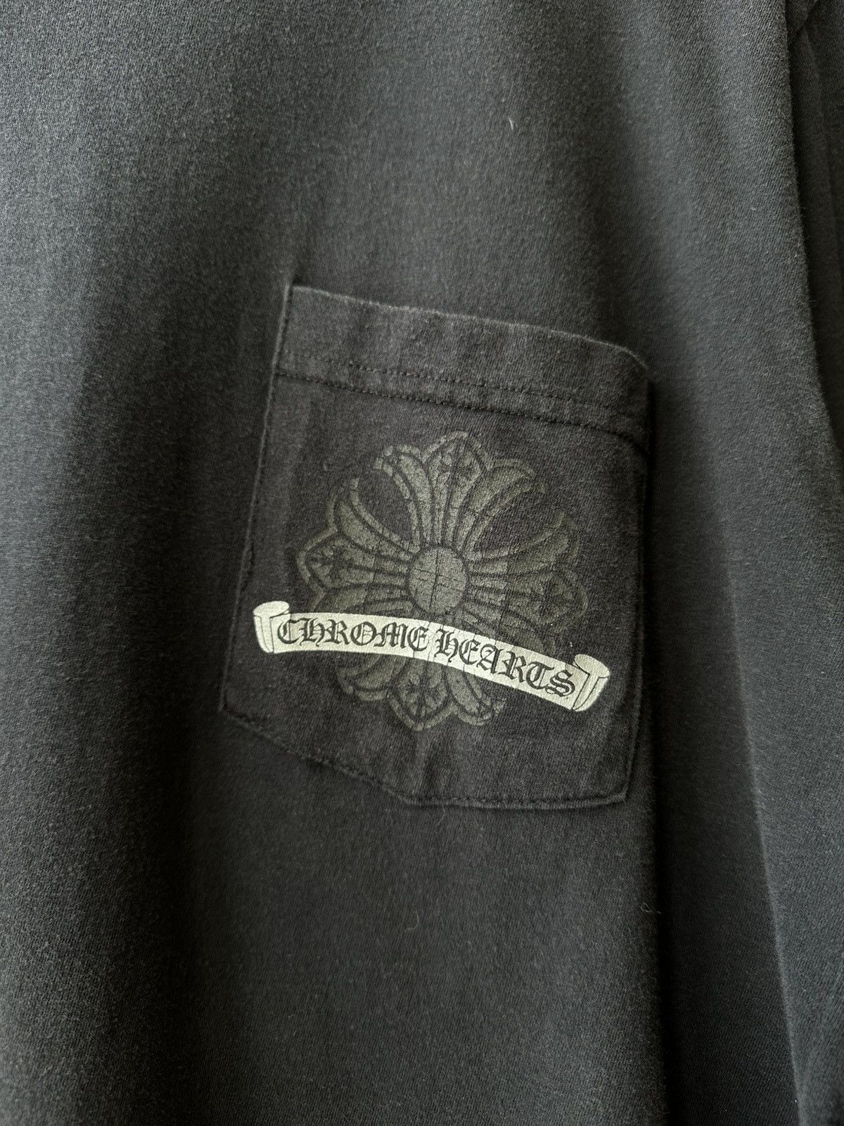 Chrome Hearts Authentic.Chrome Hearts Cracked Horseshoe Cross Pocket Tee Size US M / EU 48-50 / 2 - 4 Thumbnail