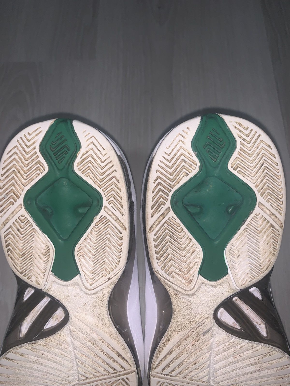 Jordan Brand × Nike Nike Air Jordan MELO M8 Advance Metallic GreenRed 542240-084 Size US 8 / EU 41 - 11 Thumbnail