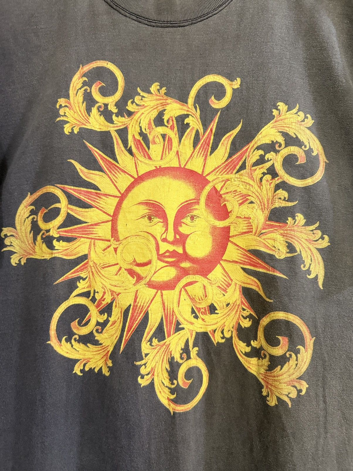Vintage Thrashed Vintage 90s Gianni Versace Profume Sun Moon Faded T Size US L / EU 52-54 / 3 - 2 Thumbnail