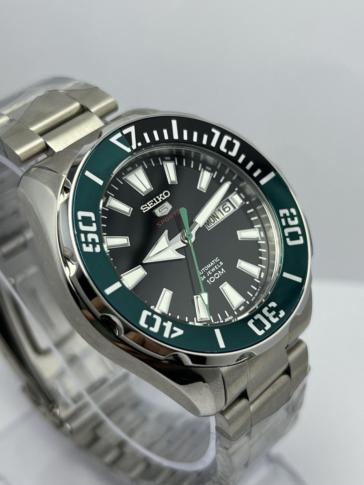 Seiko Seiko Sports Automatic Directional Bazel Day/Date Japan Size 44 - 3 Thumbnail