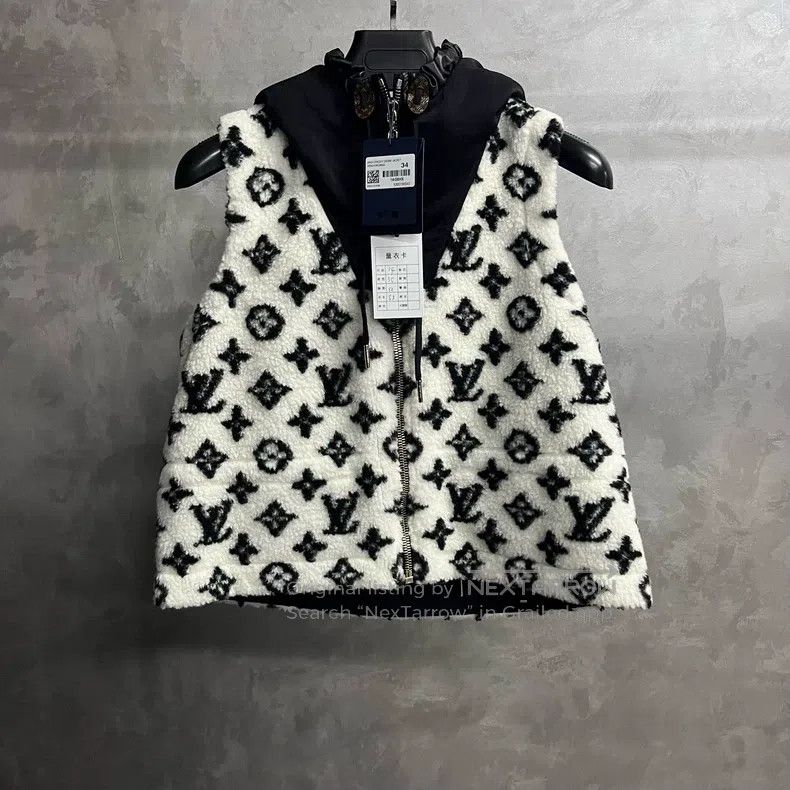 Louis Vuitton 24 Black and White Teddy Fleece Ruffle Zip H