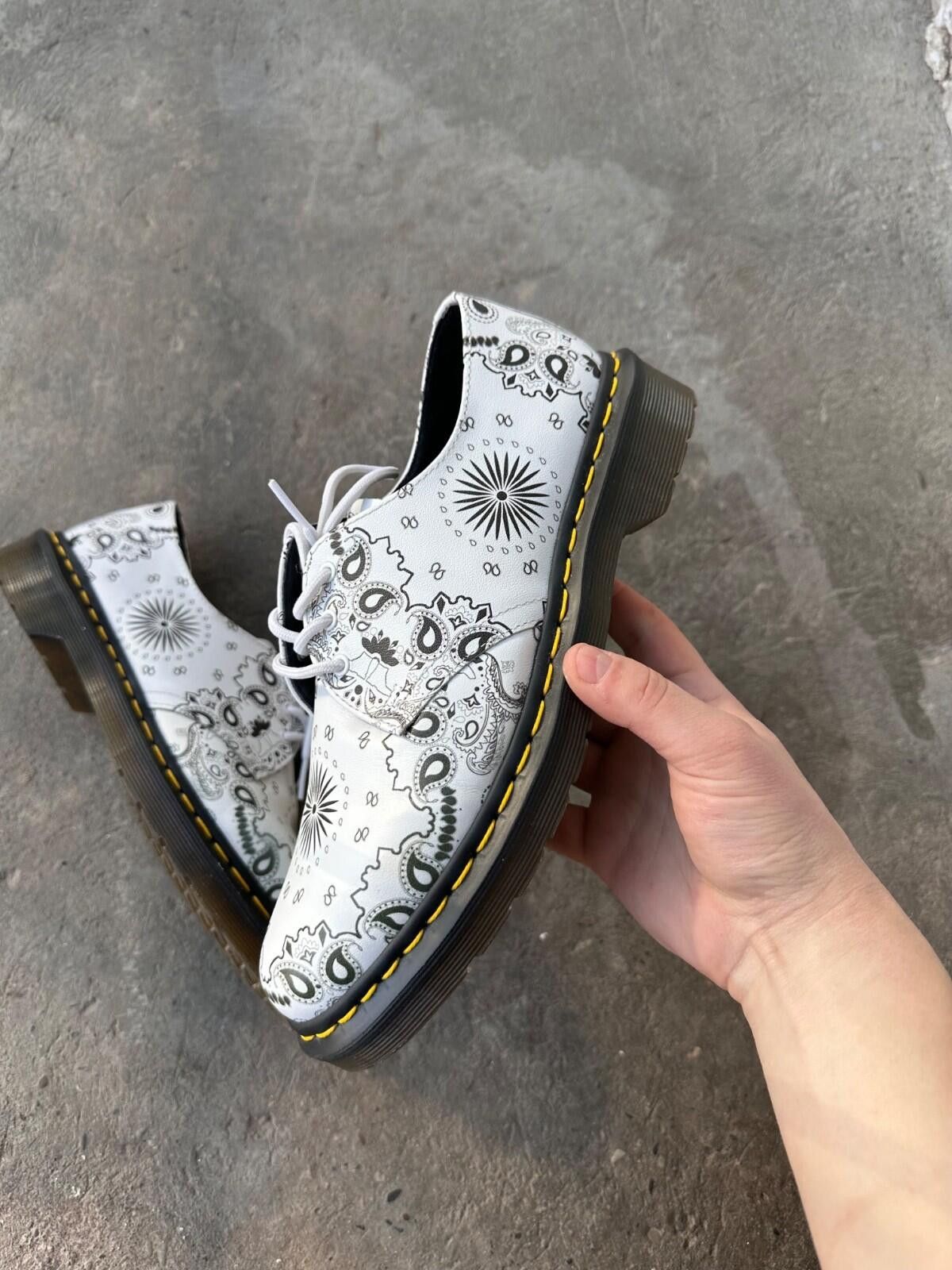 Dr. Martens Dr Martens 1461 White Bandana Print Industrial Shoes Lace Up Size US 7 / EU 40 - 2 Thumbnail