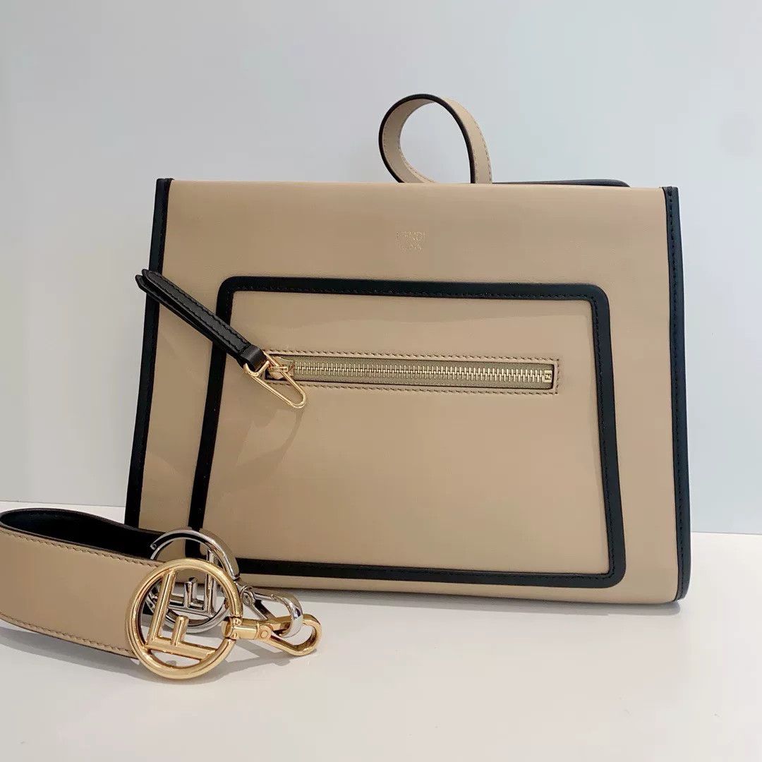 Fendi Pre-loved Bag Very good condition Size ONE SIZE - 1 Thumbnail