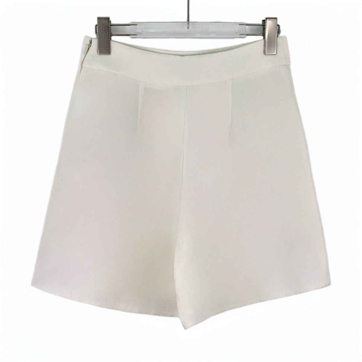 Louis Vuitton Louis Vuitton White Logo Leather Tag Casual Shorts K26WX Size 25" / US 0 / IT 36 - 2 Thumbnail