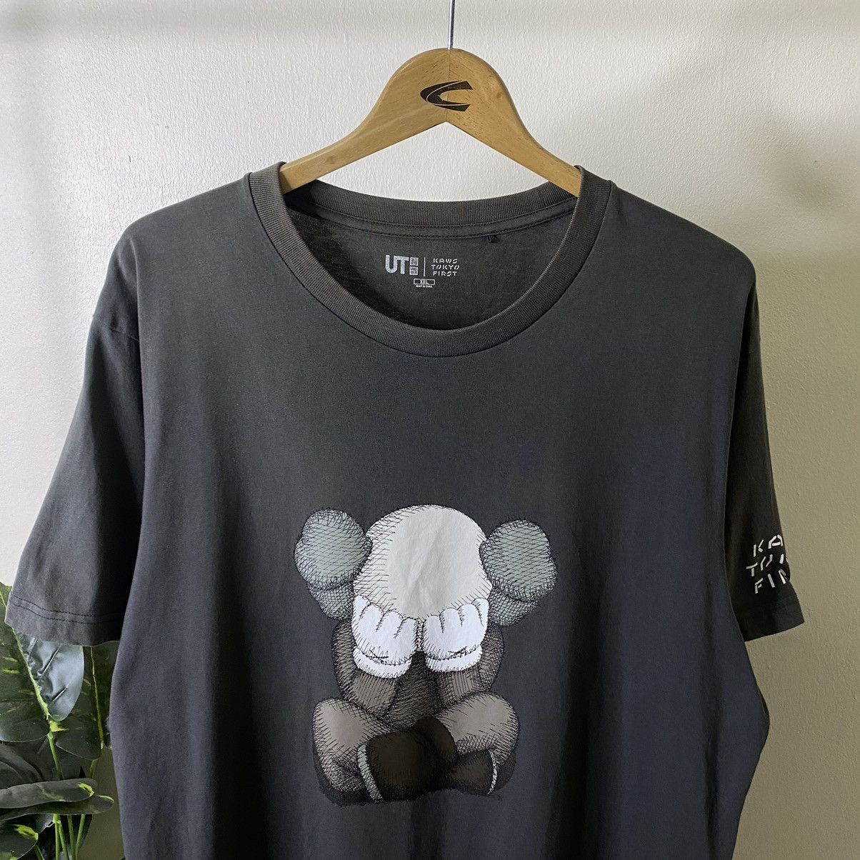 Japanese Brand × Kaws Uniqlo x Kaws Tokyo First Travis Style Tee Size US XL / EU 56 / 4 - 2 Thumbnail