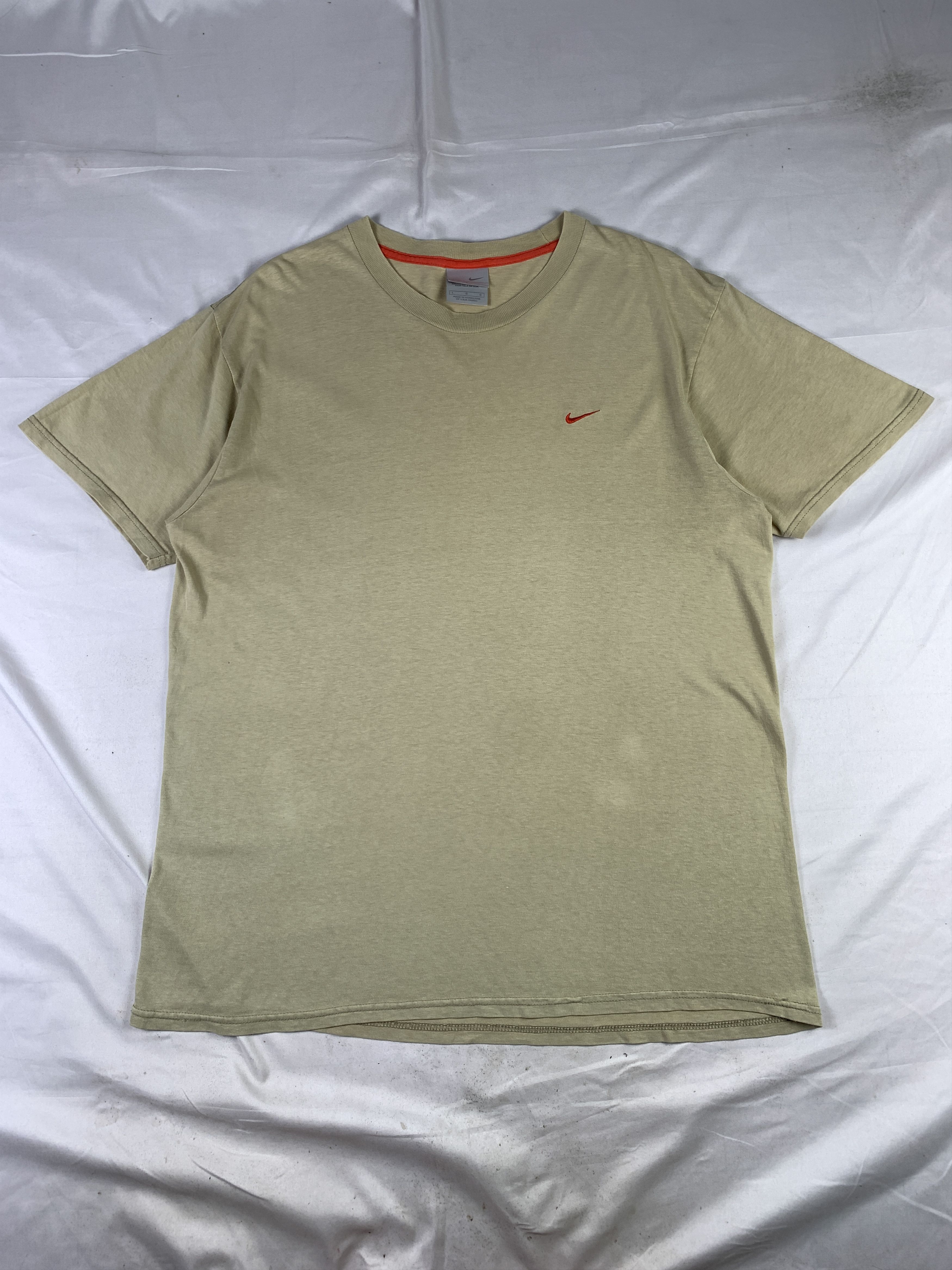 Nike 2000s Nike Beige Small Swoosh Tee (L) Size US L / EU 52-54 / 3 - 1 Thumbnail