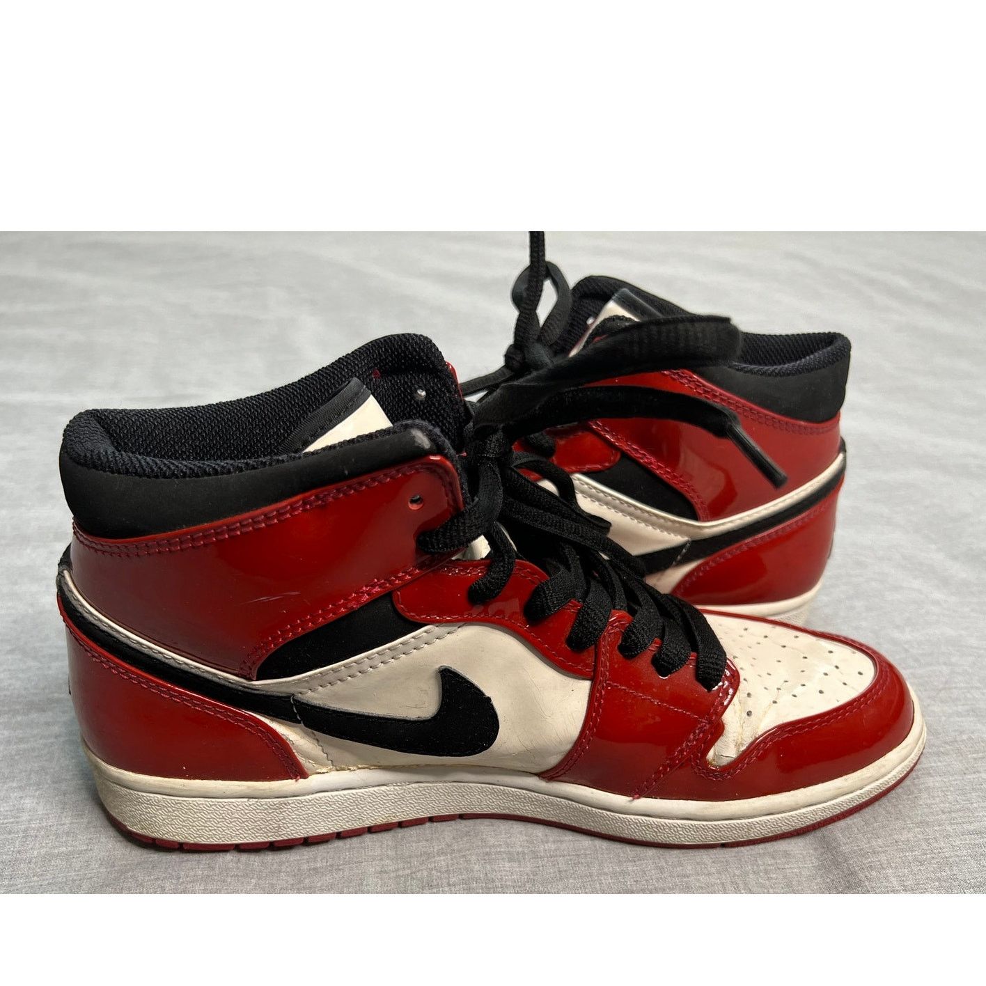 Jordan Brand × Nike × Vintage Vintage Air Jordan 1 Mid 2003 Patent Leather Chicago Mens 9 Size US 9 / EU 42 - 2 Thumbnail