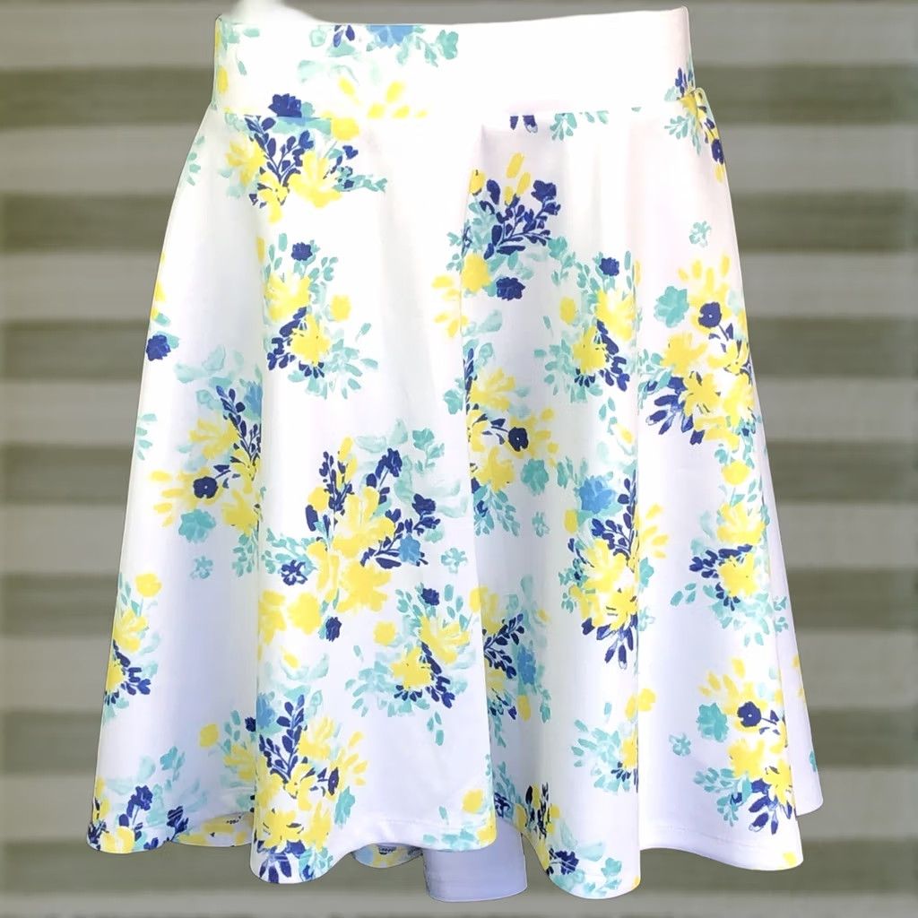 Torrid NWT Torrid Flare Skirt 1X Floral 38"W Knee Length Cottage Romantic Garden Womens Skirt Bit? Size 40" / US 18 - 1 Thumbnail