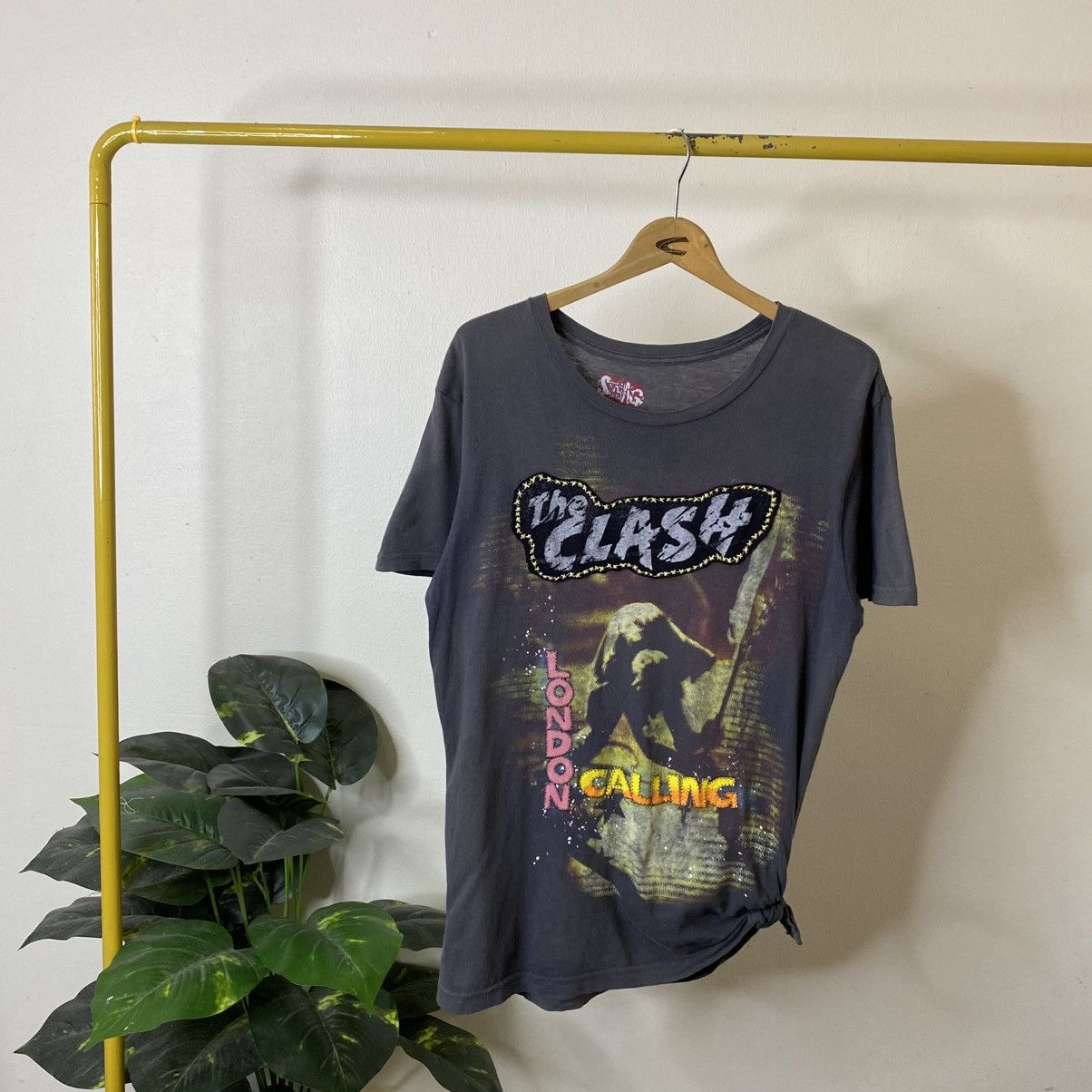 Band Tees Vintage Y2K Swag x The Clash Rock Band Faded Black T Shirt Size US L / EU 52-54 / 3 - 1 Thumbnail