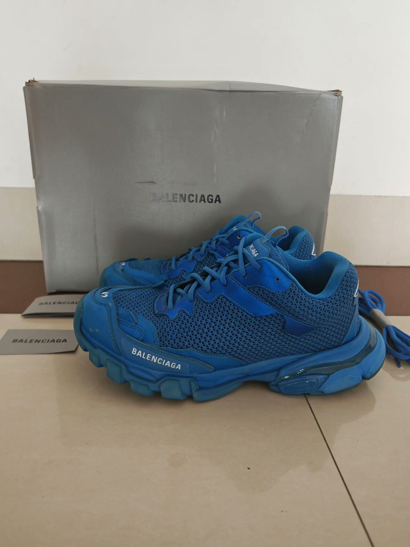 Balenciaga Balenciaga White Lowtop Sneakers 42 Men Size US 9 / EU 42 - 1 Thumbnail