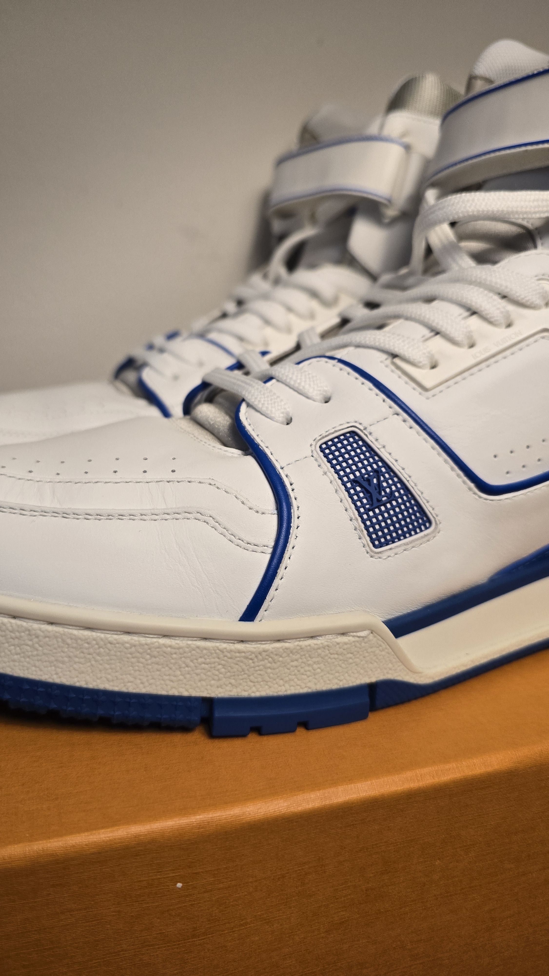 Louis Vuitton 100% Auth Louis Vuitton Trainer Hi-Top Blue/Wh - Size 10 LV Size US 11 / EU 44 - 3 Thumbnail