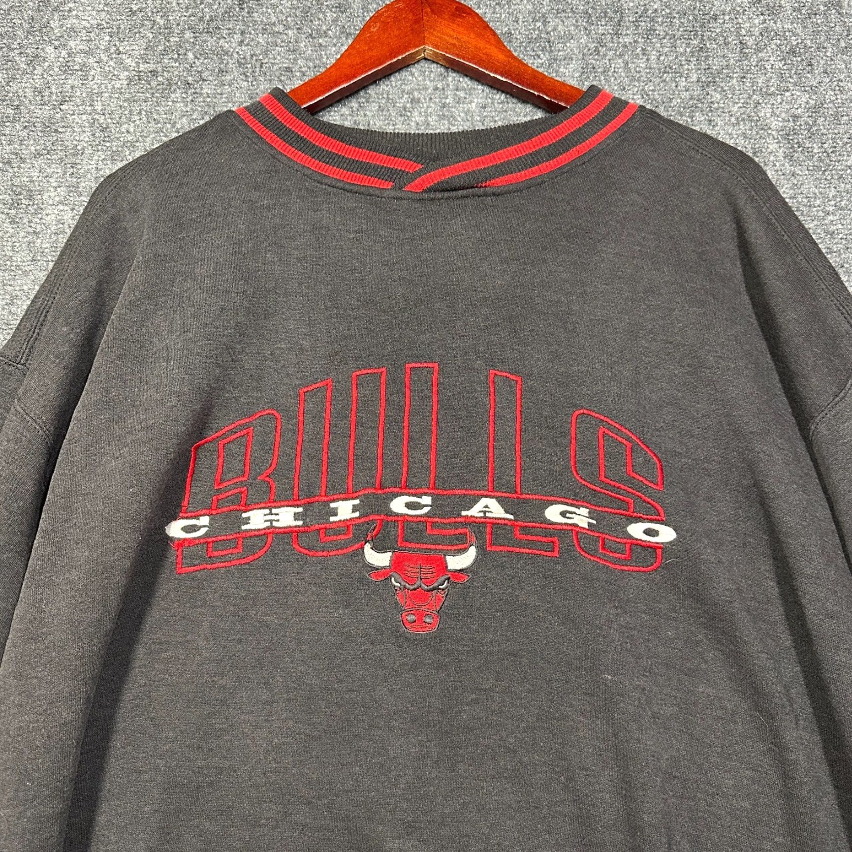 Starter VINTAGE Starter Chicago Bulls Sweatshirt Mens XL Pullover Black Red Crew Neck Long Sleeve Knit Embroidered Logo Pattern Solid Size US XL / EU 56 / 4 - 4 Thumbnail