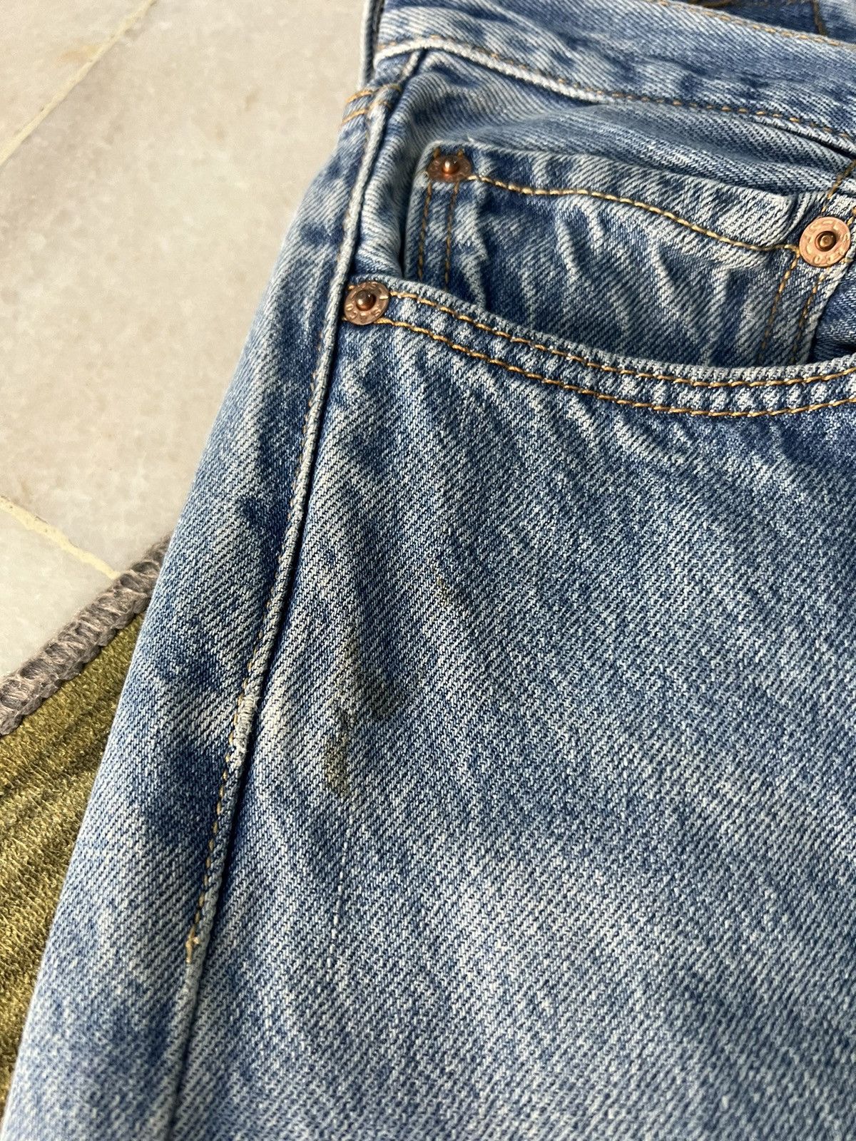 Le Grande Bleu (L.G.B.) × Levi's × Levi's Vintage Clothing VINTAGE LEVIS 501 XX LIGHT WASH JEANS Size US 34 / EU 50 - 4 Thumbnail