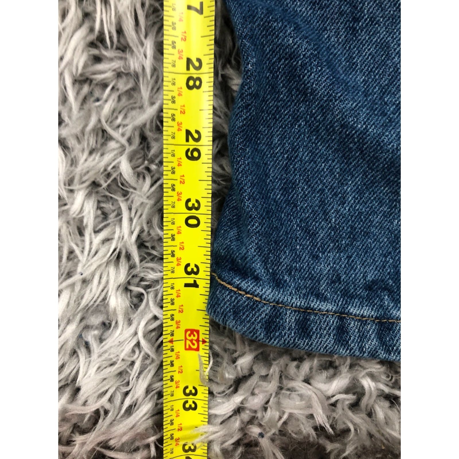 Wrangler Wrangler Jeans Straight Mens 33x32 Regular Mid Wash Blue Denim 5-Pocket Belt Loops Cotton Blend Size 33 Wrangler Brand Size US 33 - 3 Thumbnail