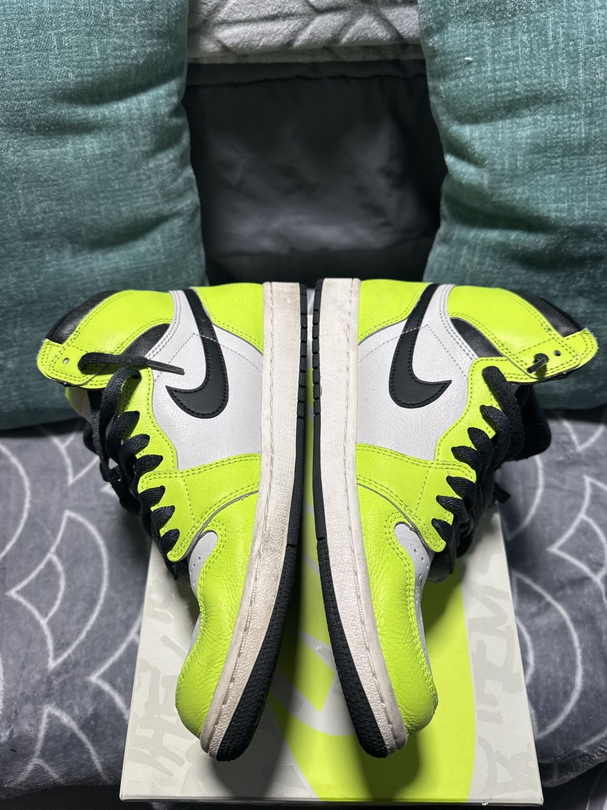 Jordan Brand Jordan Retro 1 HI OG “Visionaries” Size US 9.5 / EU 42-43 - 5 Thumbnail