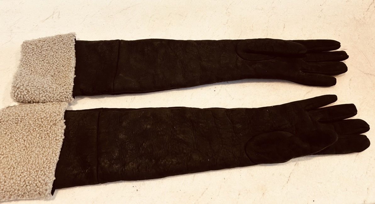 Yves Saint Laurent Yves saint Laurent suede and shearling gloves. 7.5 Size ONE SIZE - 6 Thumbnail