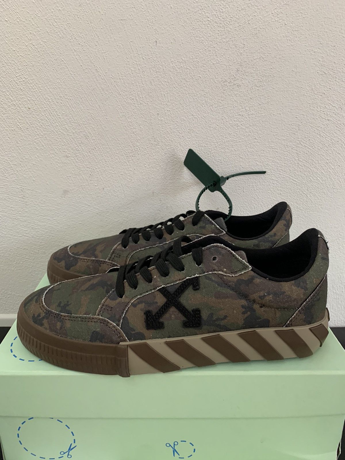Off-White OFF-WHITE LOW VULCANIZED CAMO CANVAS Size US 7 / EU 40 - 4 Thumbnail