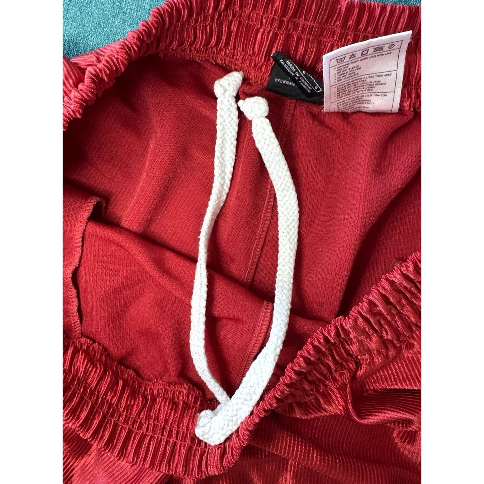 Nike VINTAGE Nike Shimmer Y2K Red Long Basketball Shorts Elastic Tie Waist Men's L 9” Inseam Size US 33 - 5 Thumbnail