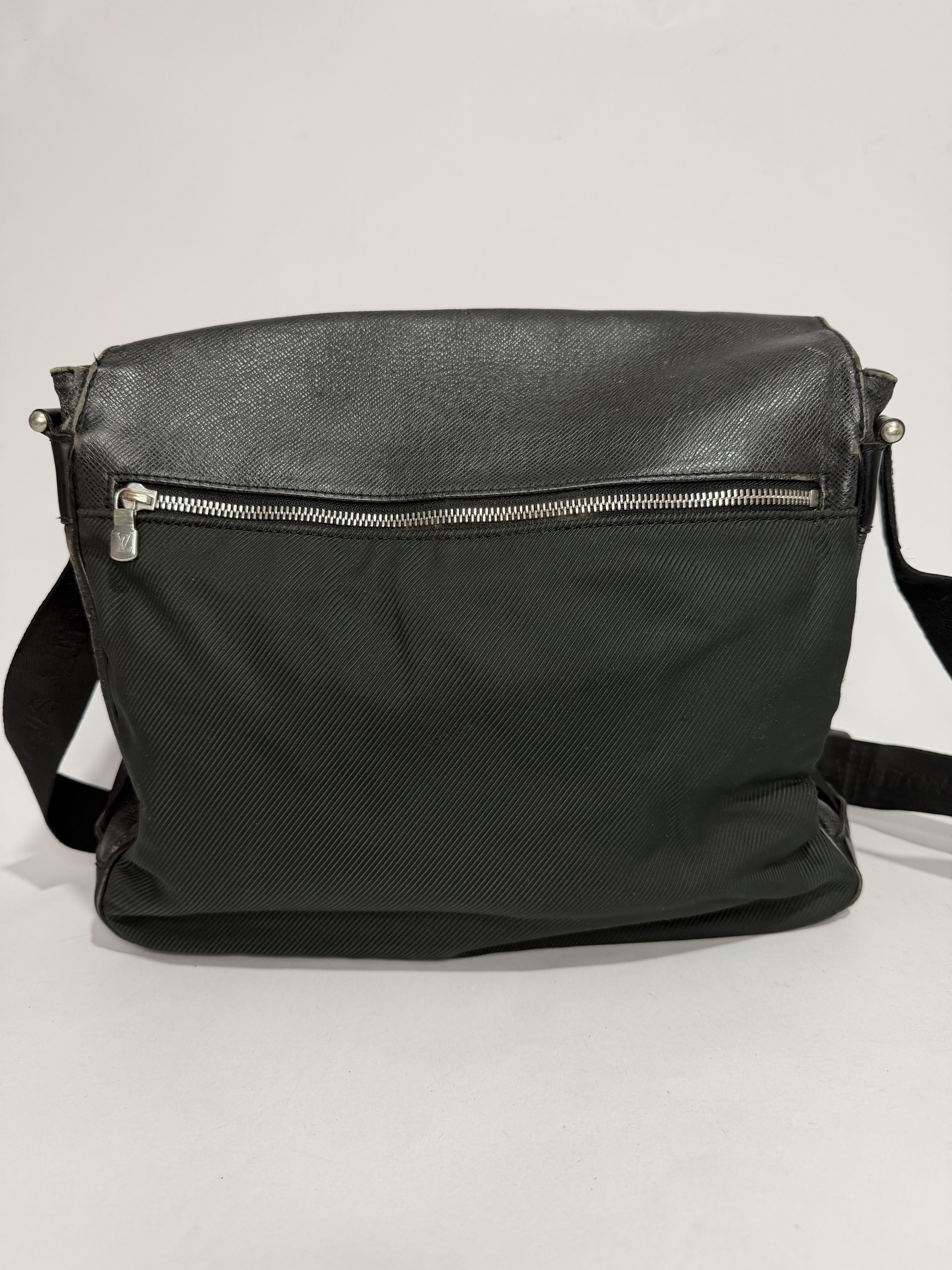 Louis Vuitton LOUIS VUITTON Black Taiga Leather Viktor Messenger Bag Size ONE SIZE - 5 Thumbnail