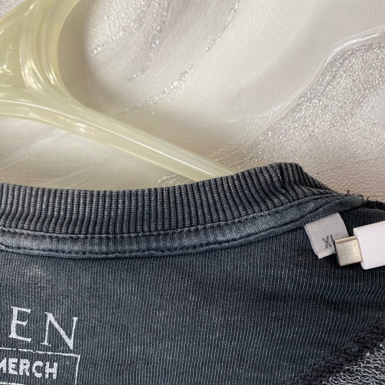Other QUEEN MEN'S UNIsex GRAY PULLOVER SWEATSHIRT SIZE M Size US M / EU 48-50 / 2 - 9 Thumbnail