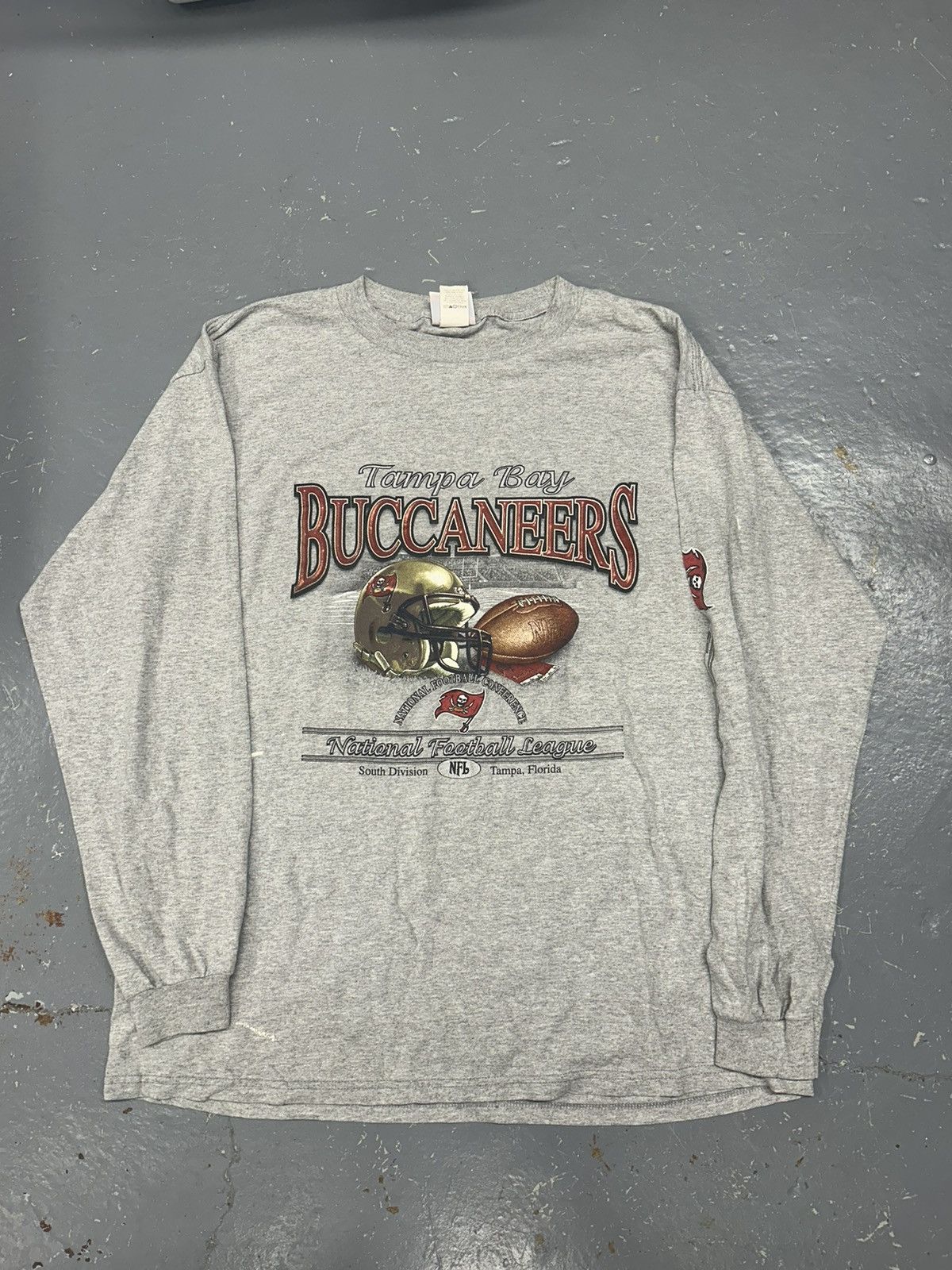 NFL × Vintage Crazy Vintage Y2K Essential Grey Buccaneers NFL Tee Shirt Size US L / EU 52-54 / 3 - 1 Thumbnail