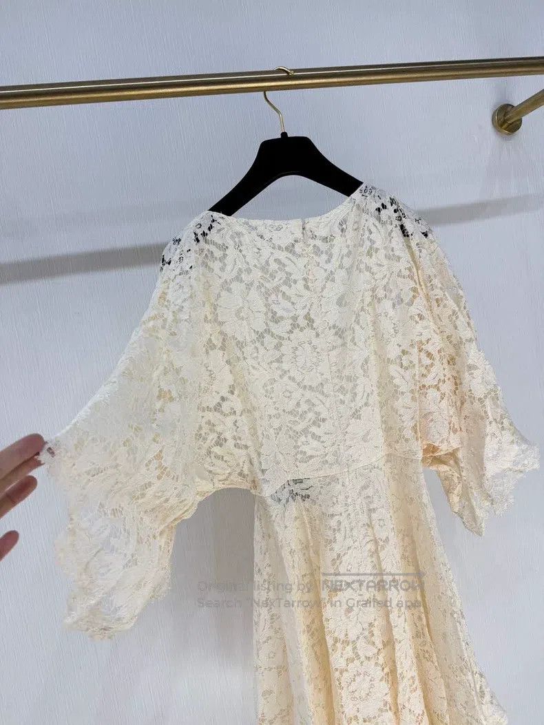 Valentino Valentino Lace heavy work dress Size XS / US 0-2 / IT 36-38 - 3 Thumbnail