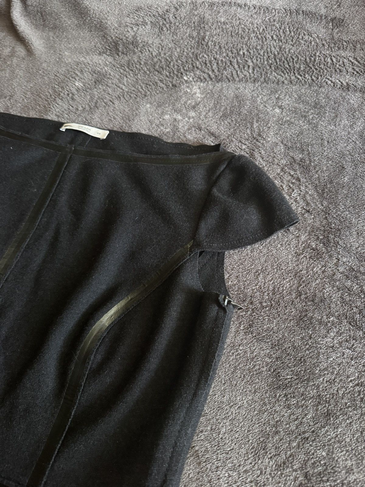Prada Prada luxury wool blouses avant-garde Size M / US 6-8 / IT 42-44 - 5 Thumbnail